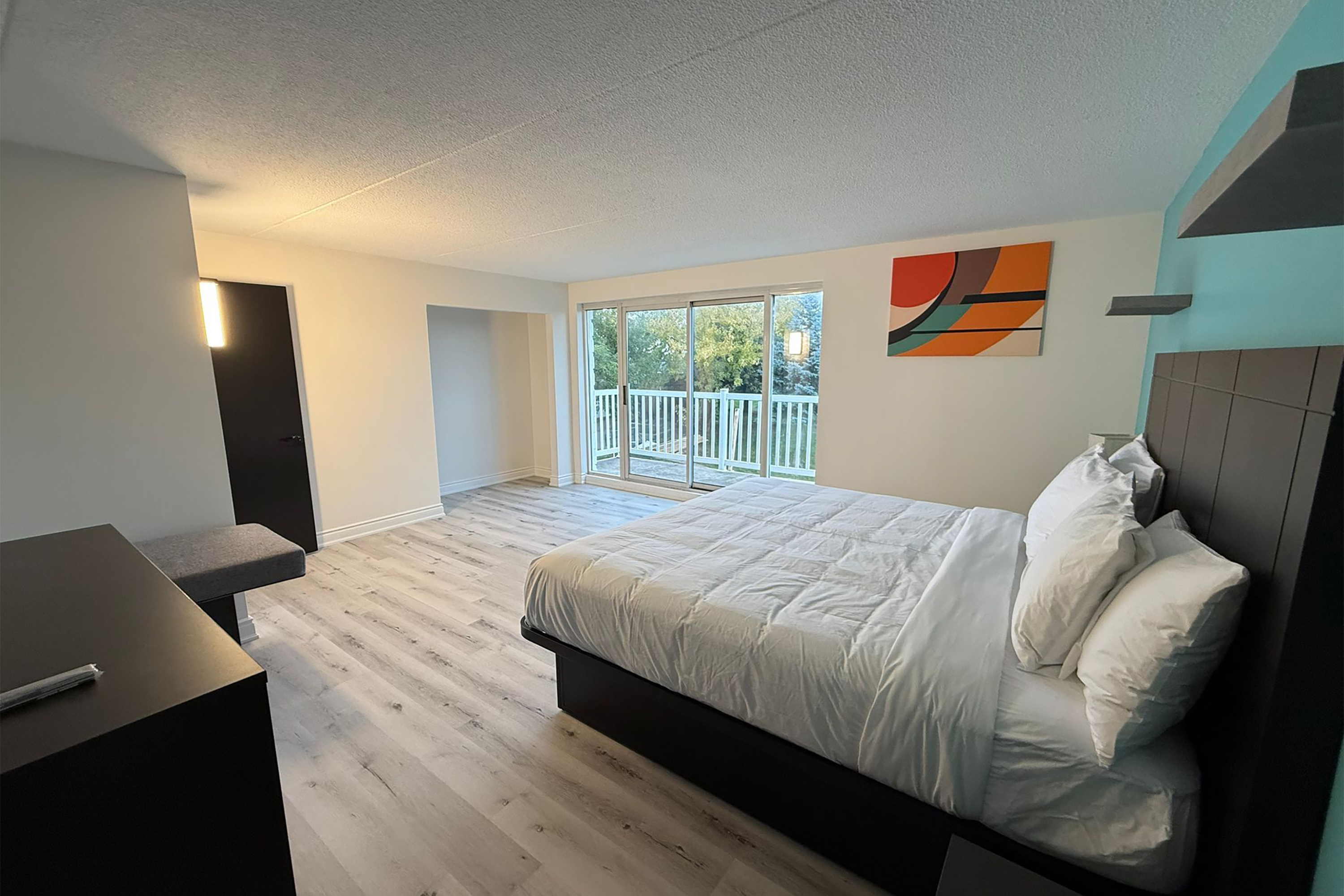 Guest room at the Howard Johnson by Wyndham Brampton in Brampton, Ontario