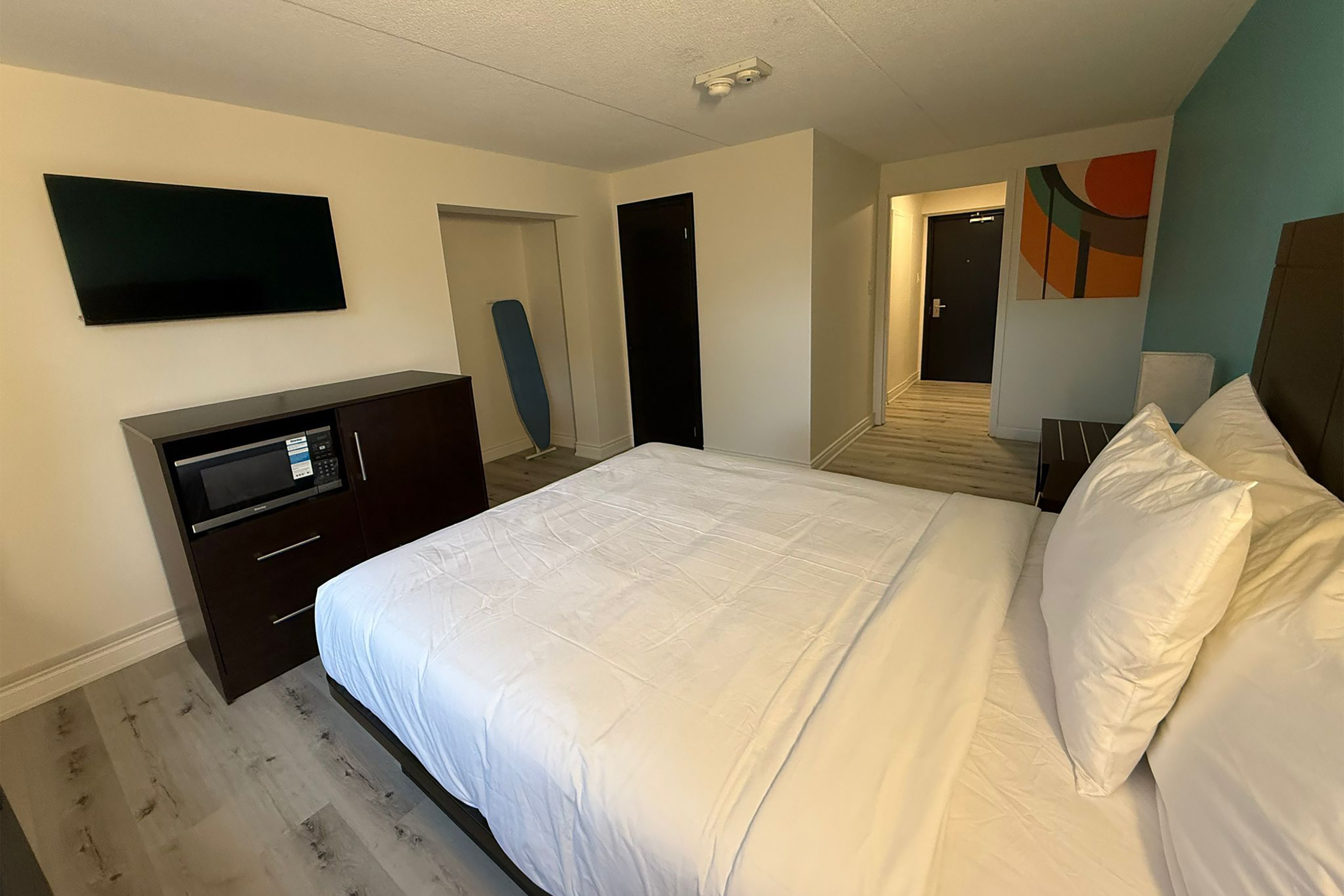 Guest room at the Howard Johnson by Wyndham Brampton in Brampton, Ontario