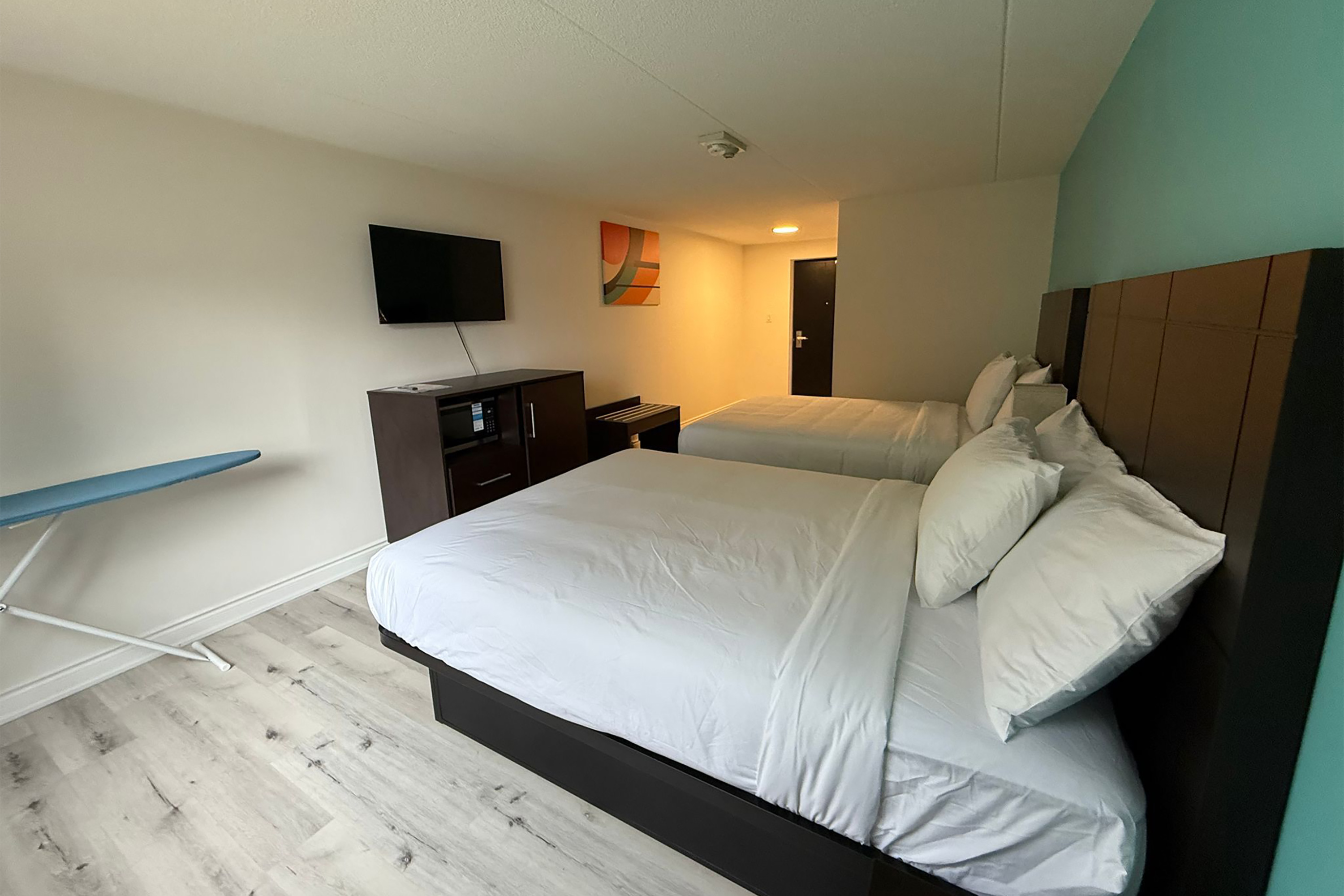 Guest room at the Howard Johnson by Wyndham Brampton in Brampton, Ontario