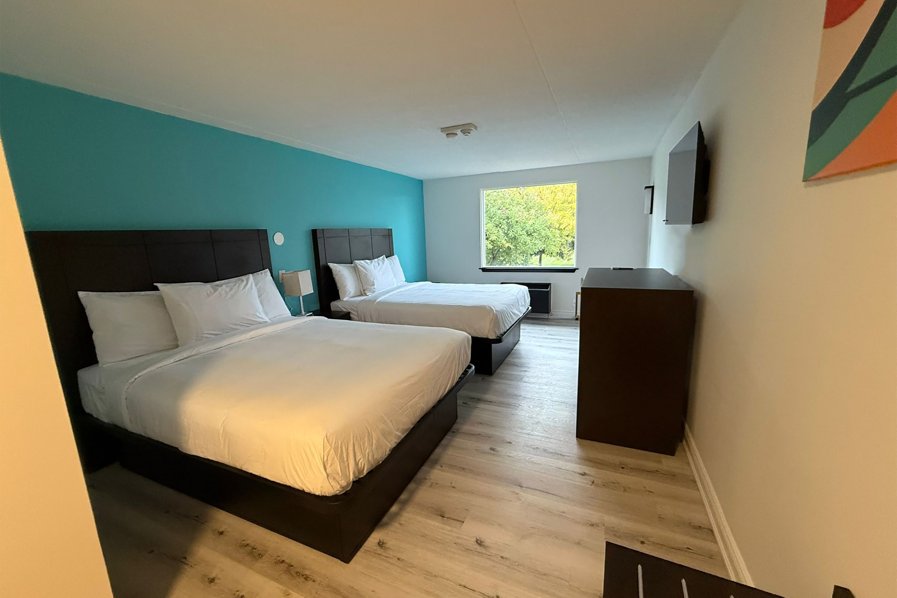 Guest room at the Howard Johnson by Wyndham Brampton in Brampton, Ontario