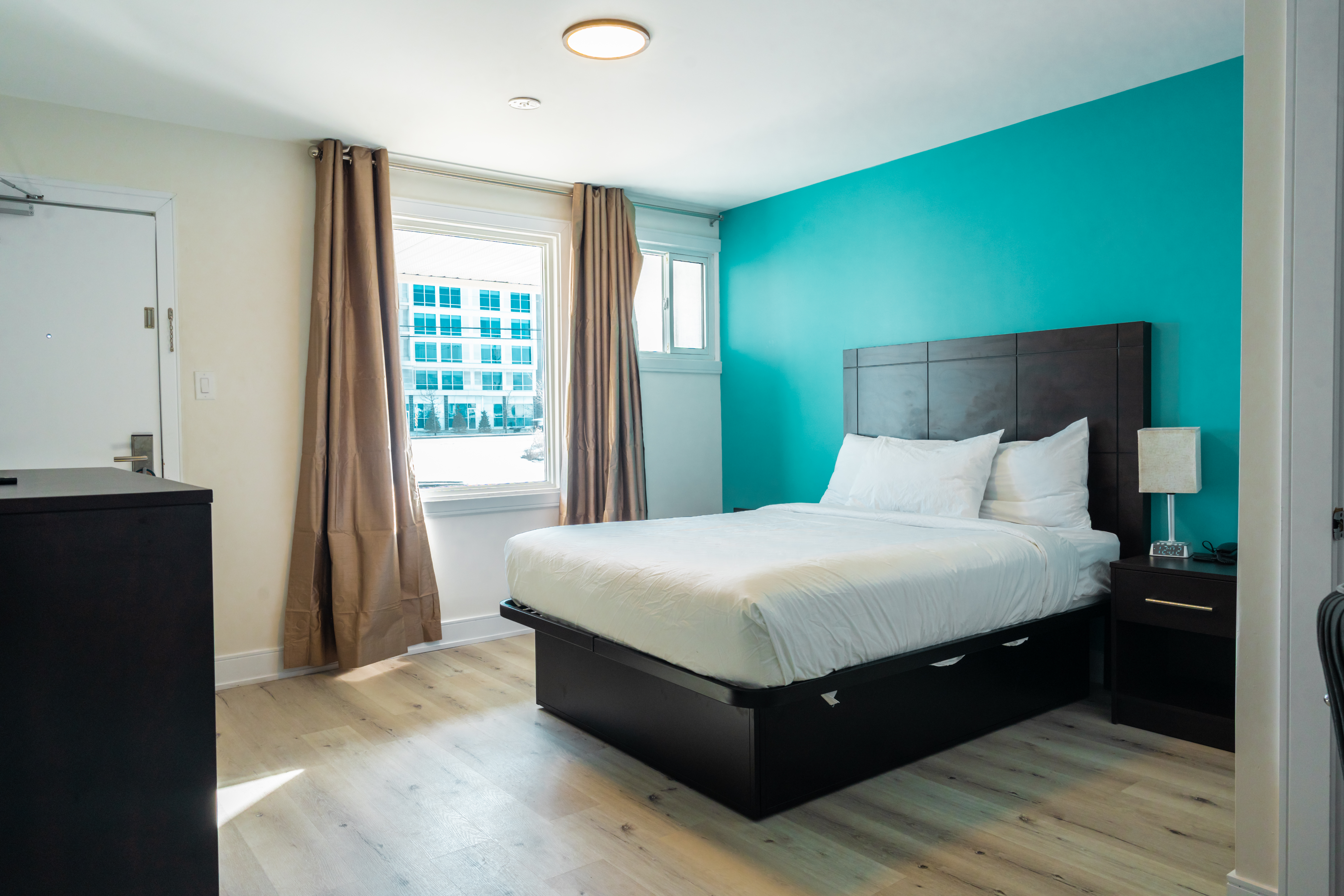 Guest room at the Howard Johnson by Wyndham Brampton in Brampton, Ontario