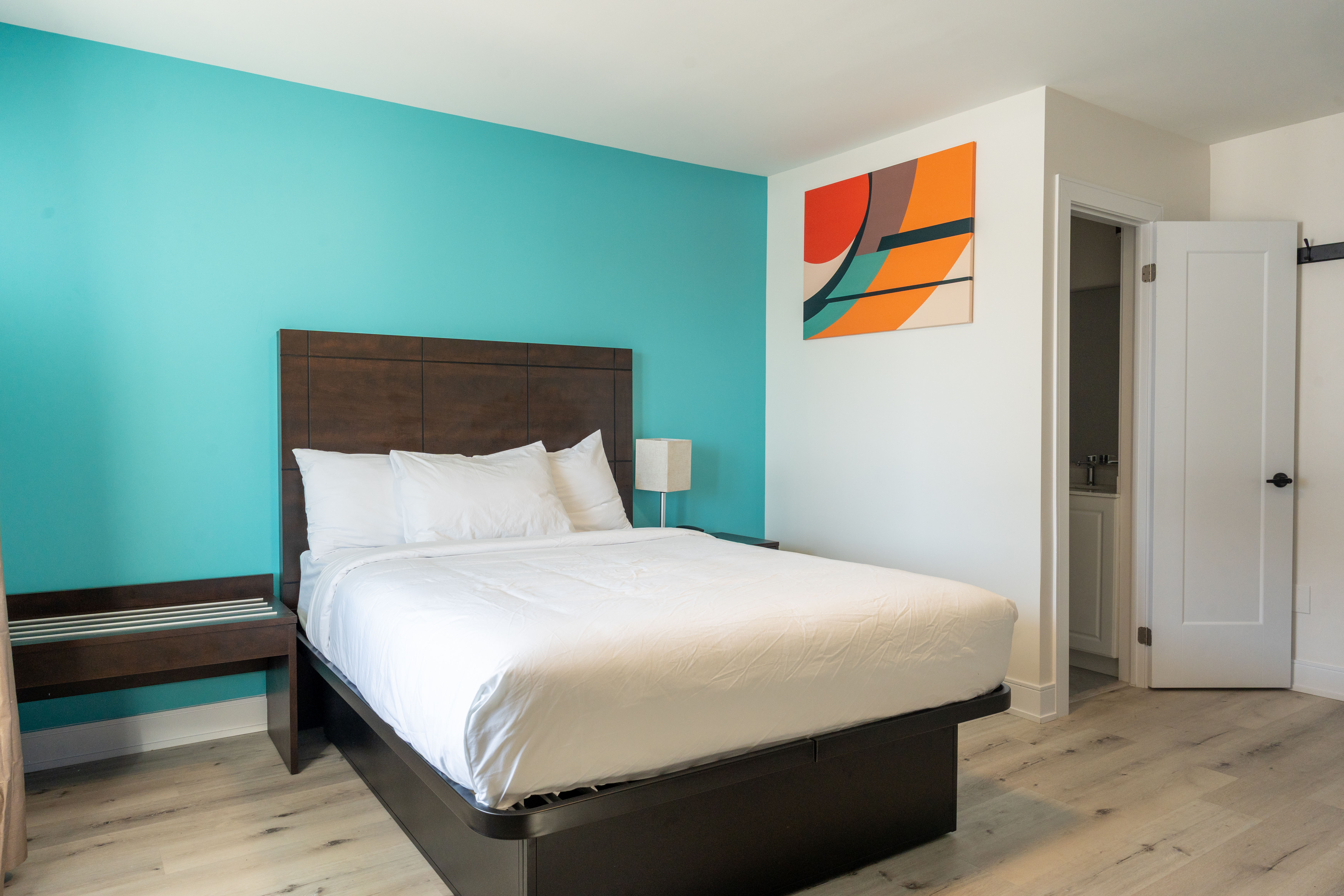 Guest room at the Howard Johnson by Wyndham Brampton in Brampton, Ontario