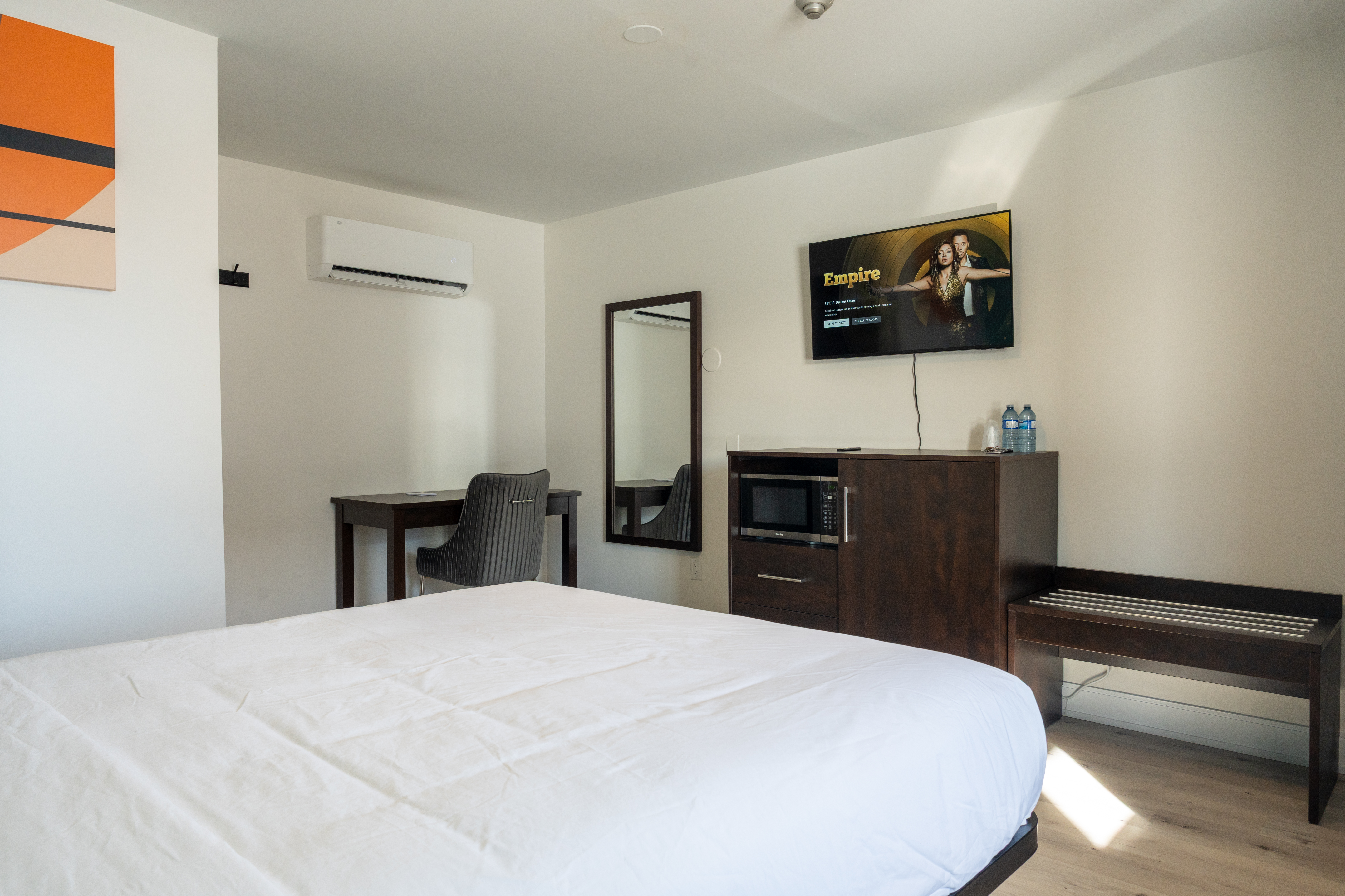 Guest room at the Howard Johnson by Wyndham Brampton in Brampton, Ontario