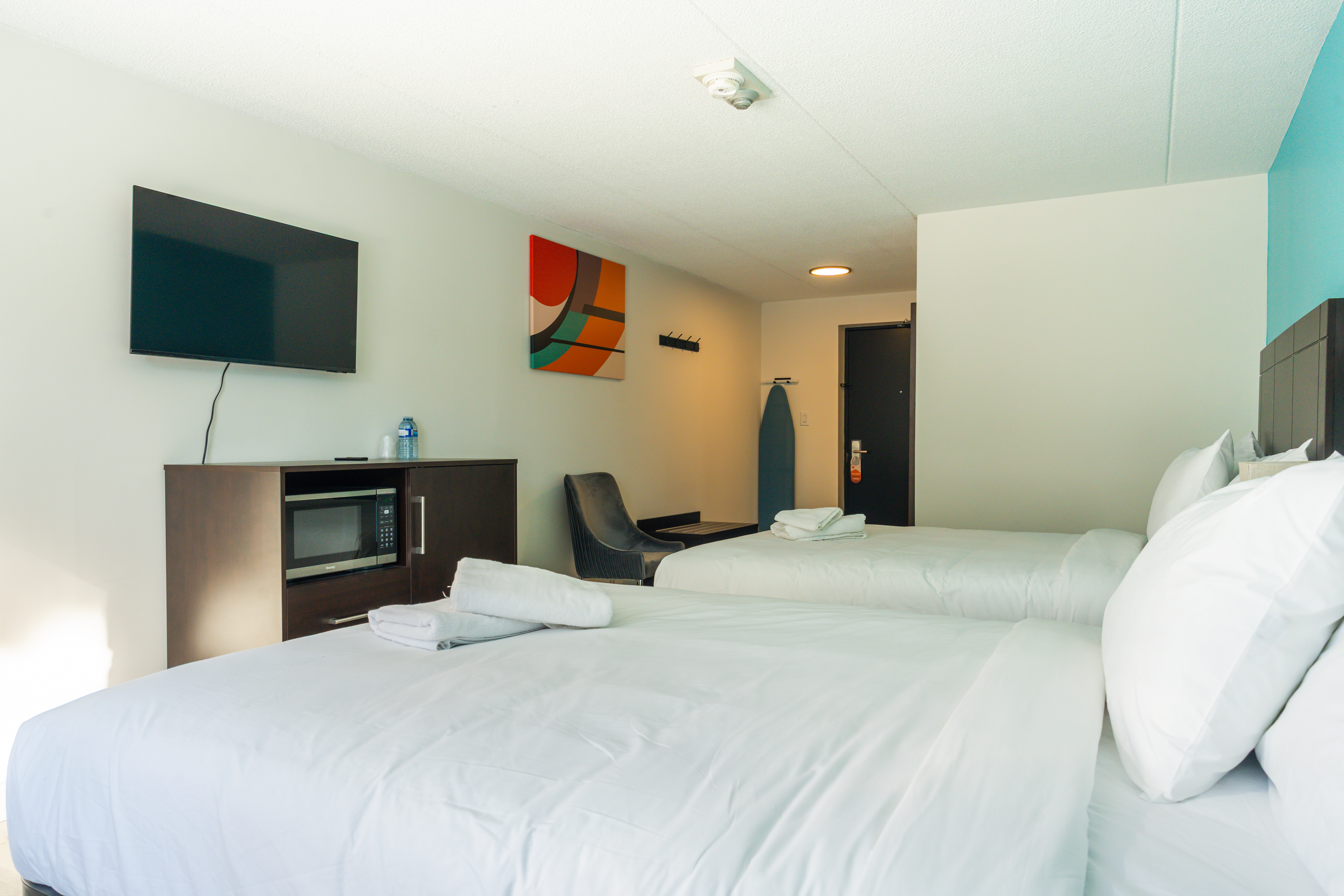 Guest room at the Howard Johnson by Wyndham Brampton in Brampton, Ontario