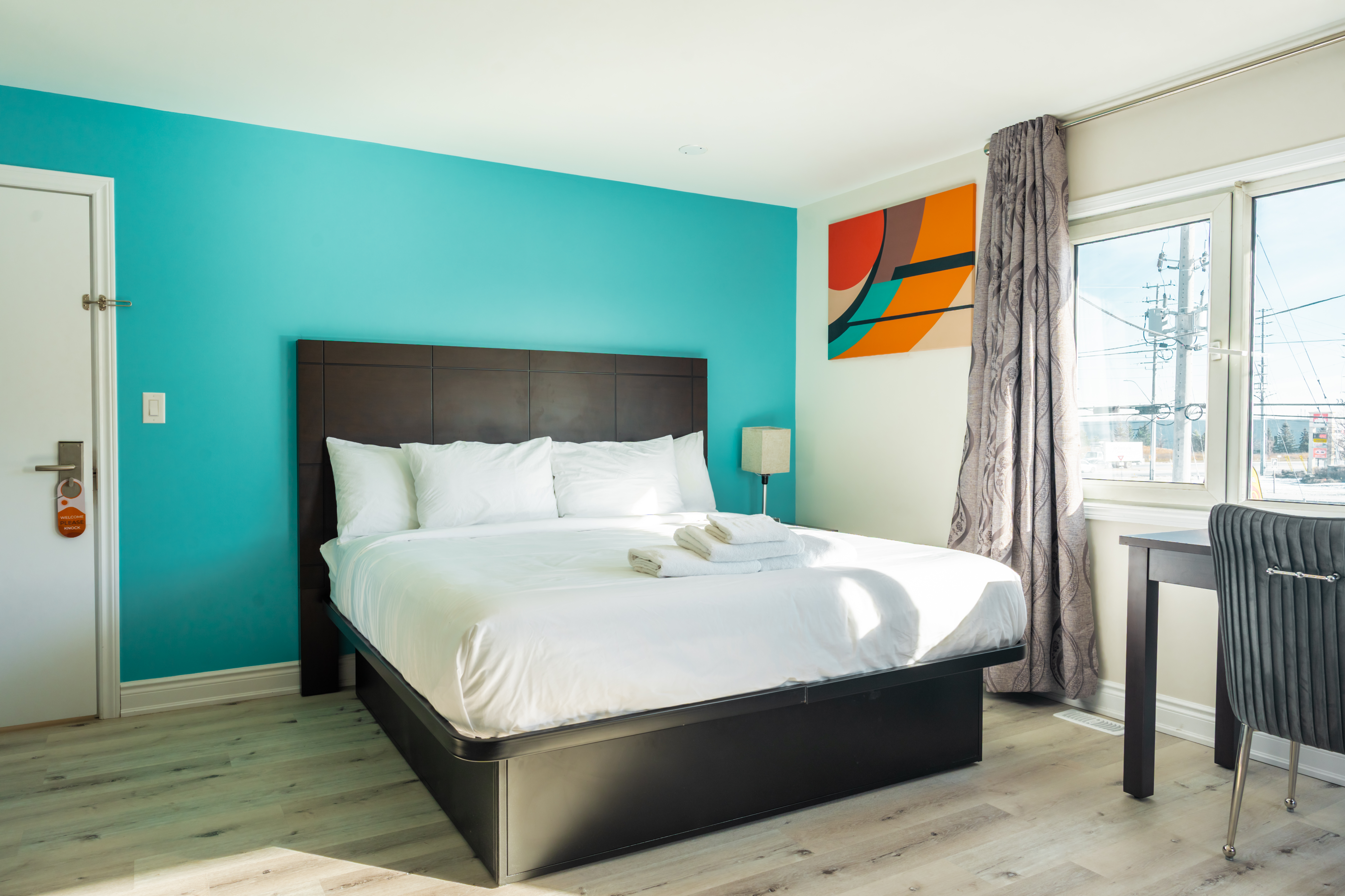 Guest room at the Howard Johnson by Wyndham Brampton in Brampton, Ontario