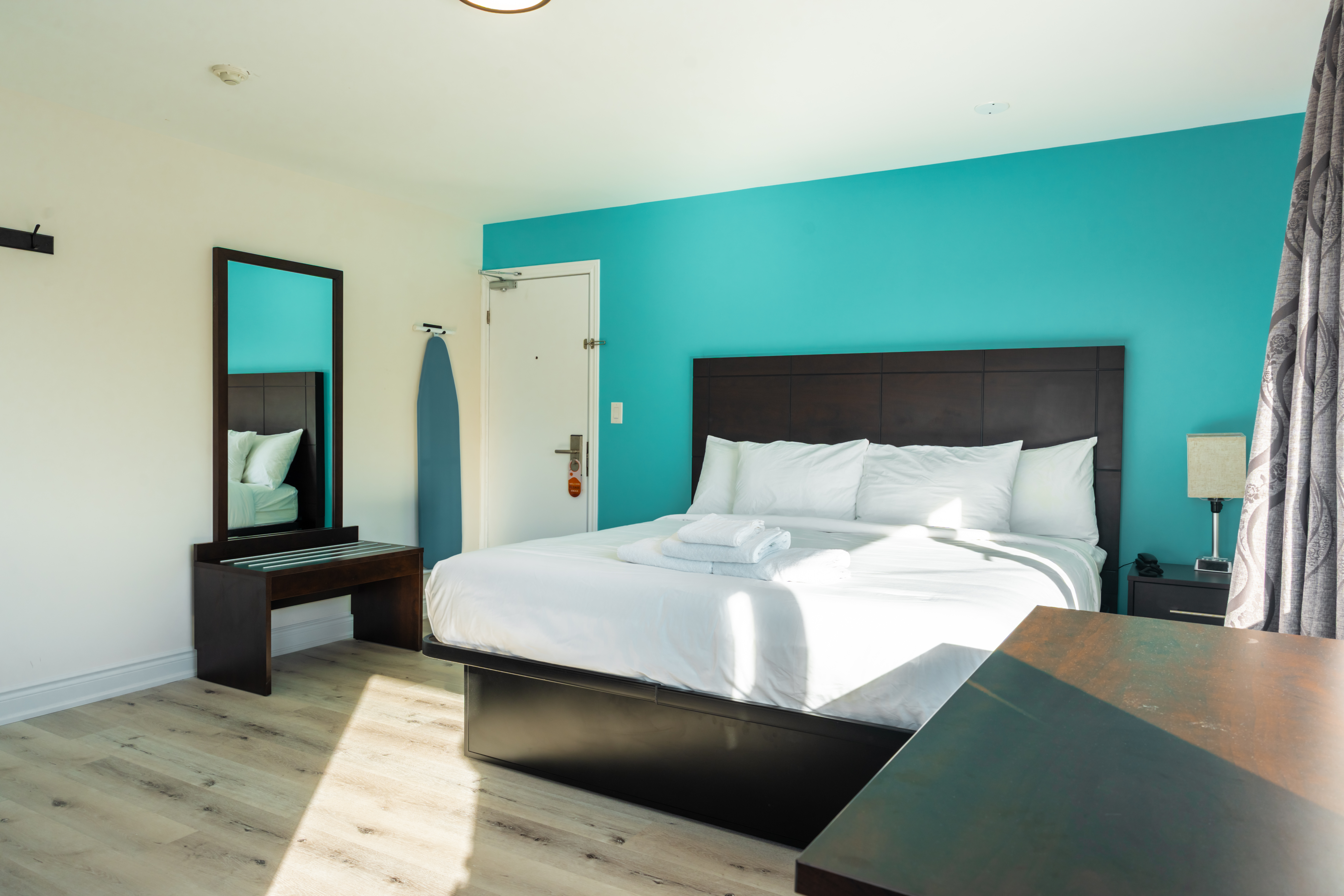 Guest room at the Howard Johnson by Wyndham Brampton in Brampton, Ontario