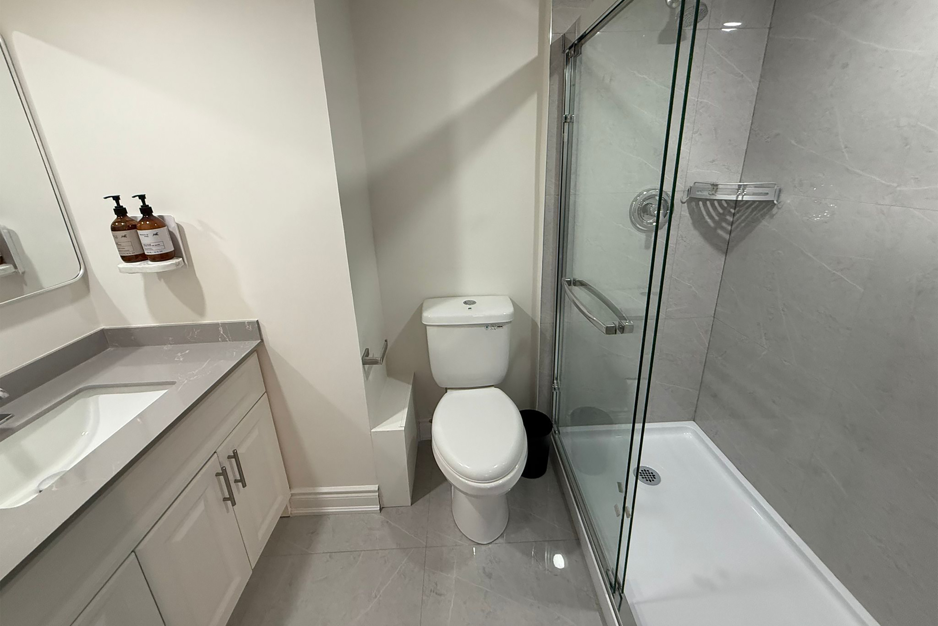 Guest room bath at the Howard Johnson by Wyndham Brampton in Brampton, Ontario