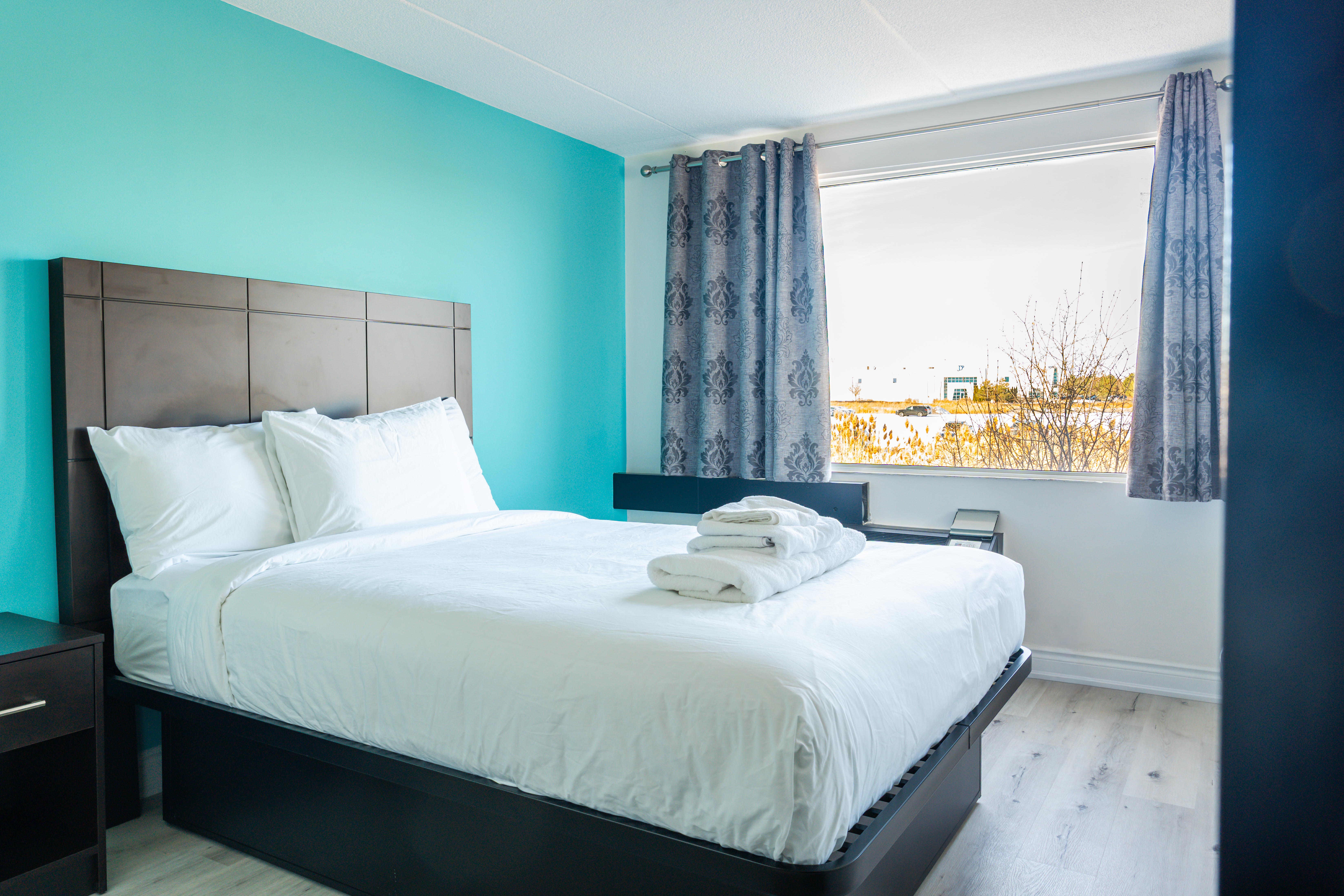 Howard Johnson by Wyndham Brampton suite in Brampton, Ontario