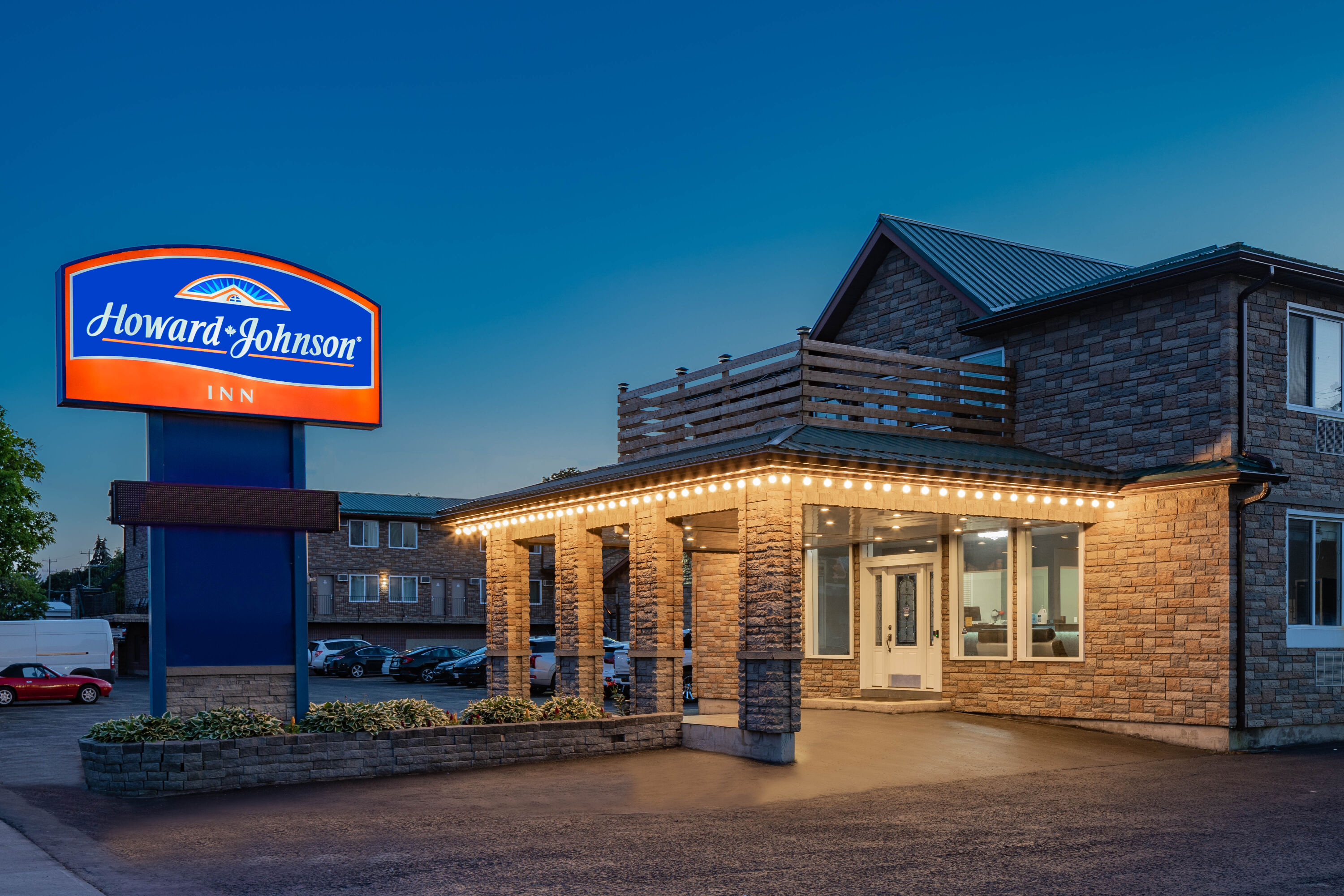 Exterior Dusk Image of Howard Johnson by Wyndham Gananoque hotel in Gananoque, Ontario