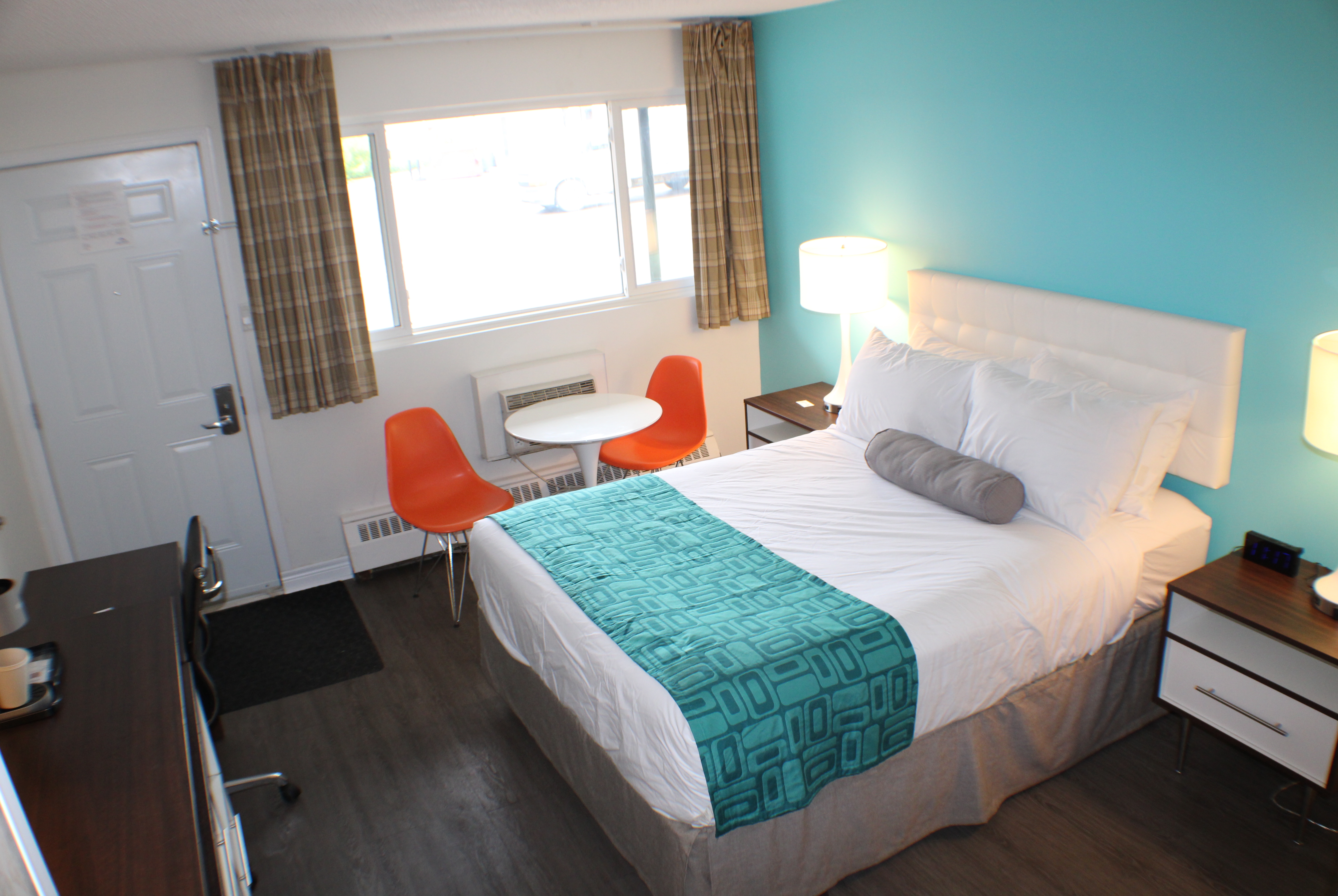 Guest room at the Howard Johnson by Wyndham Kingston in Kingston, Ontario