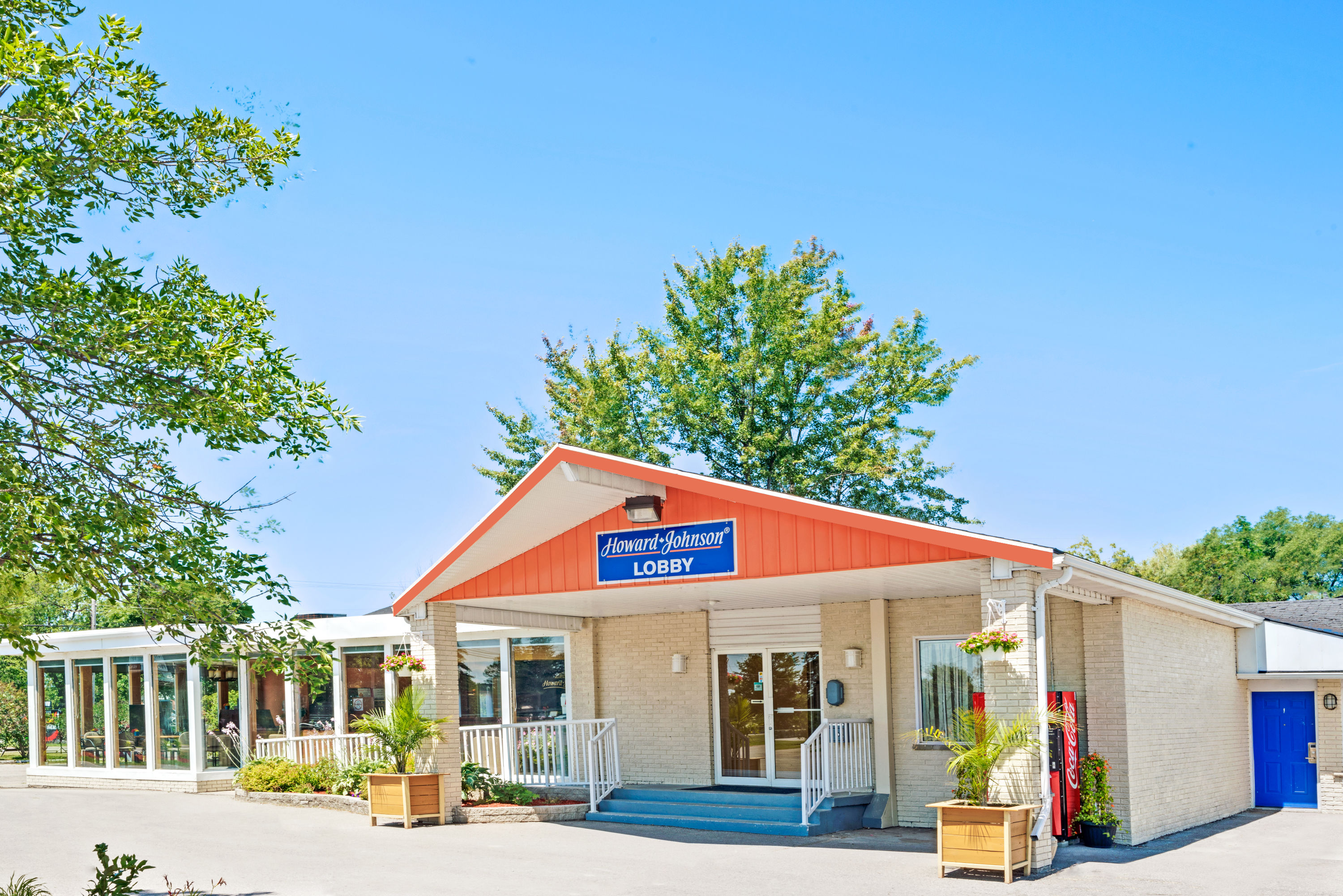 Exterior of Howard Johnson by Wyndham Lindsay hotel in Lindsay, Ontario