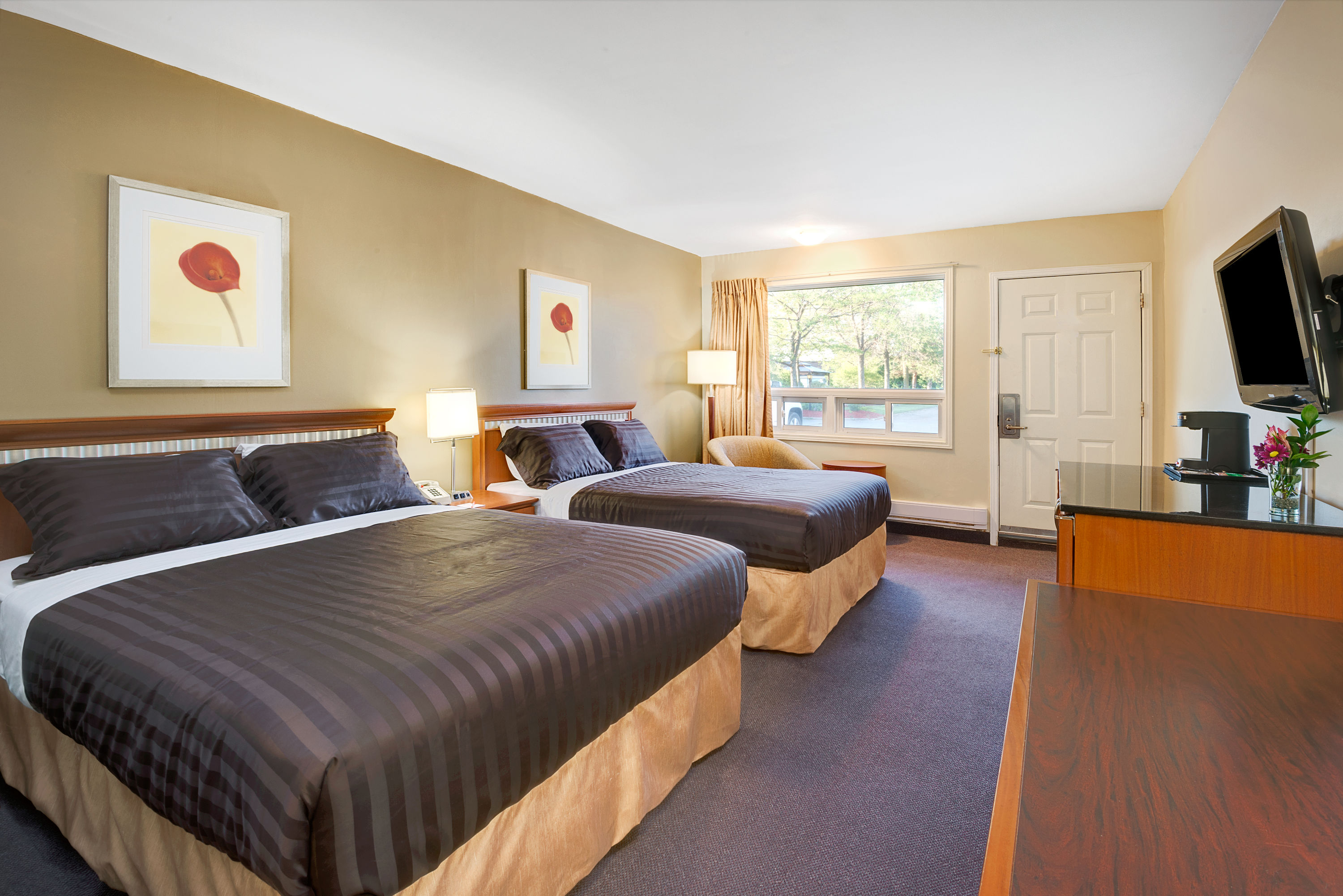 Guest room at the Howard Johnson by Wyndham Lindsay in Lindsay, Ontario