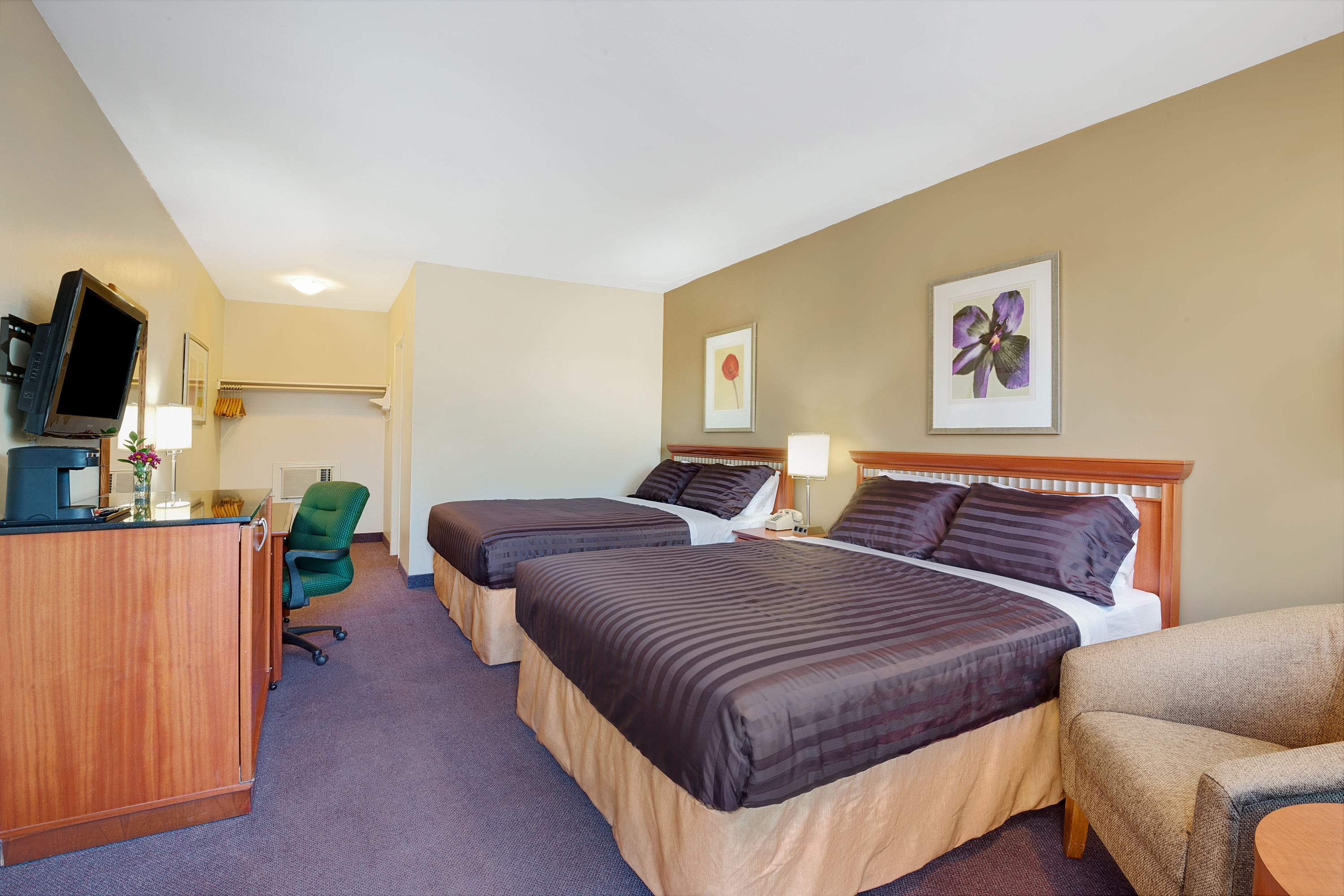 Guest room at the Howard Johnson by Wyndham Lindsay in Lindsay, Ontario