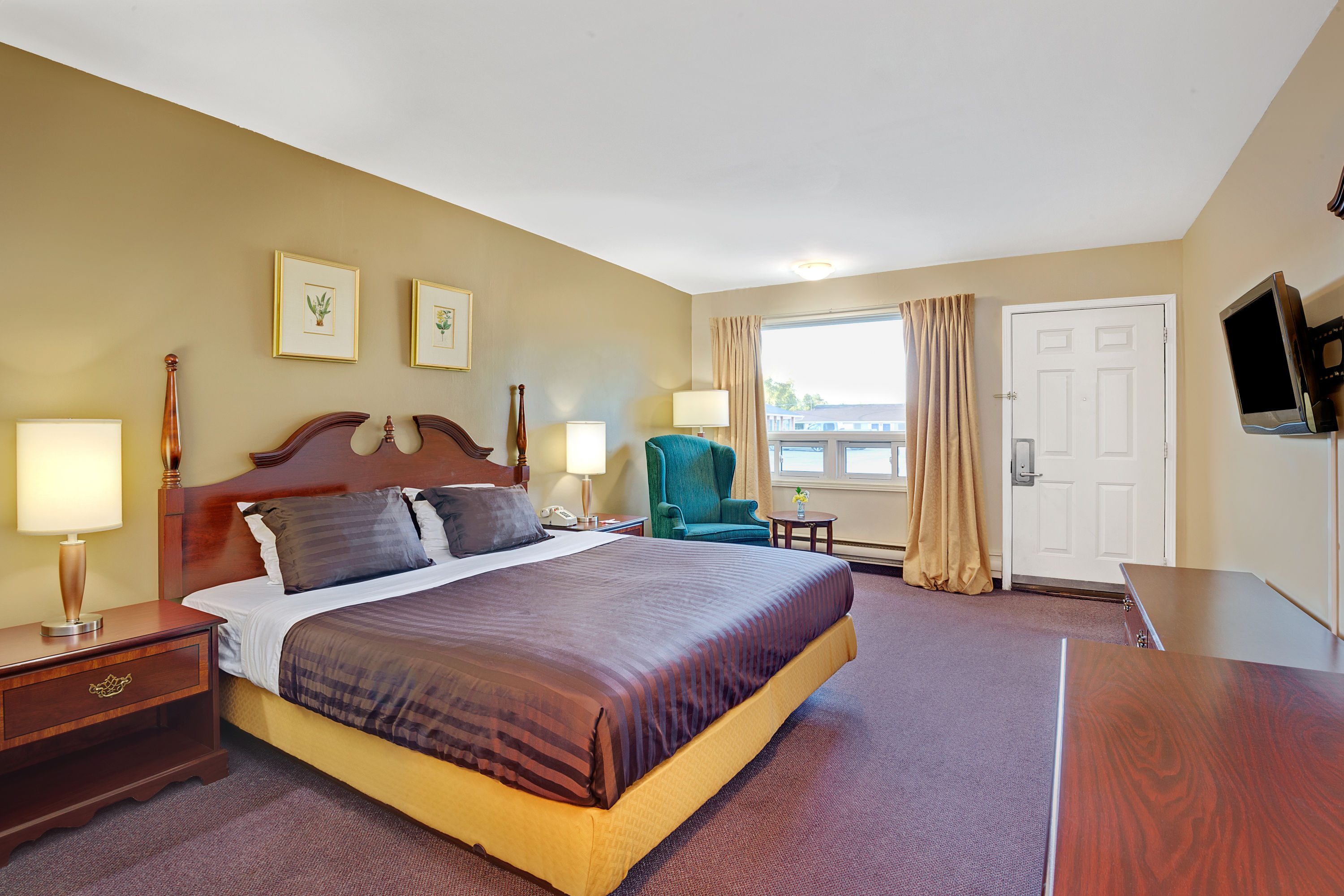 Guest room at the Howard Johnson by Wyndham Lindsay in Lindsay, Ontario