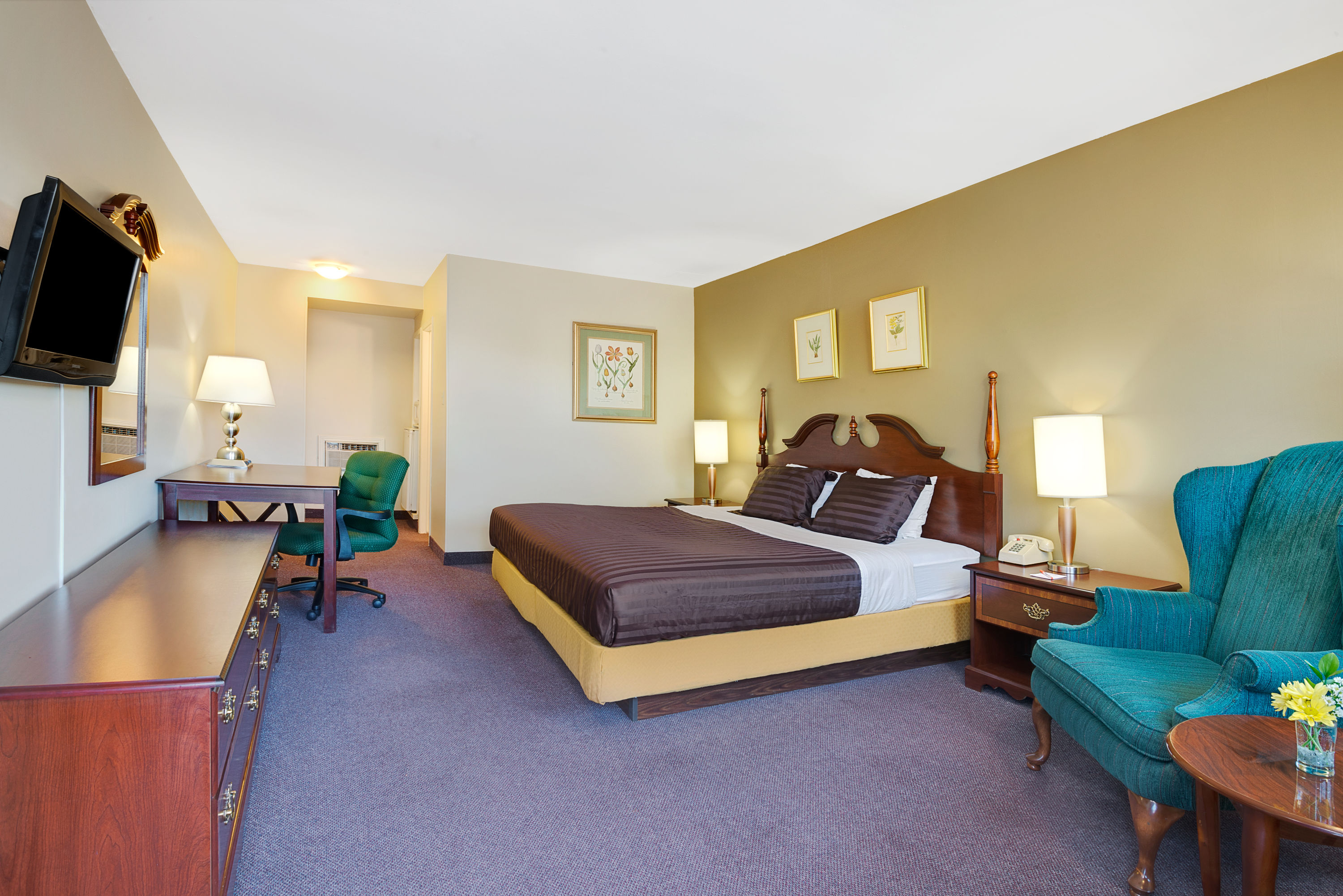 Guest room at the Howard Johnson by Wyndham Lindsay in Lindsay, Ontario