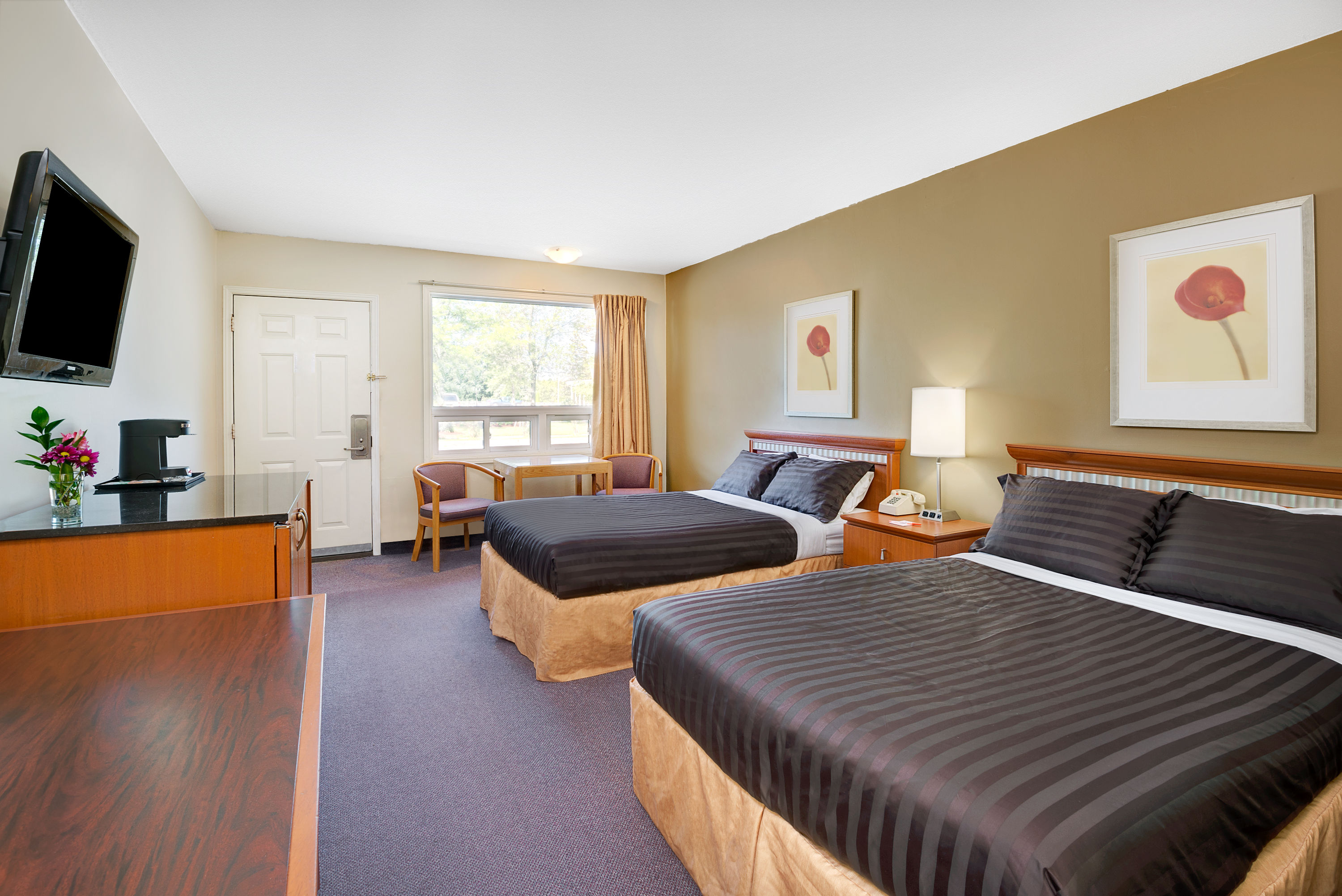 Guest room at the Howard Johnson by Wyndham Lindsay in Lindsay, Ontario