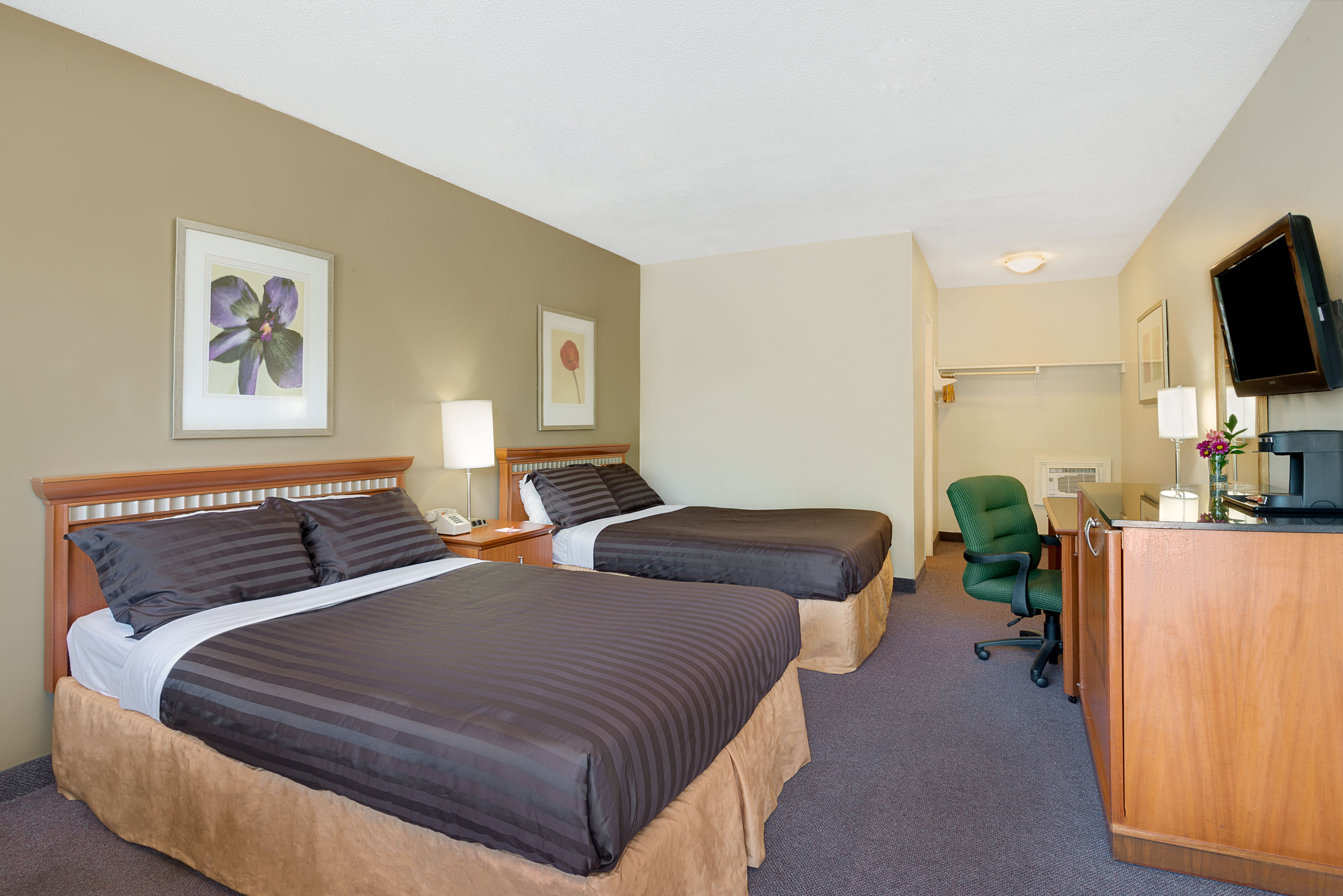 Guest room at the Howard Johnson by Wyndham Lindsay in Lindsay, Ontario