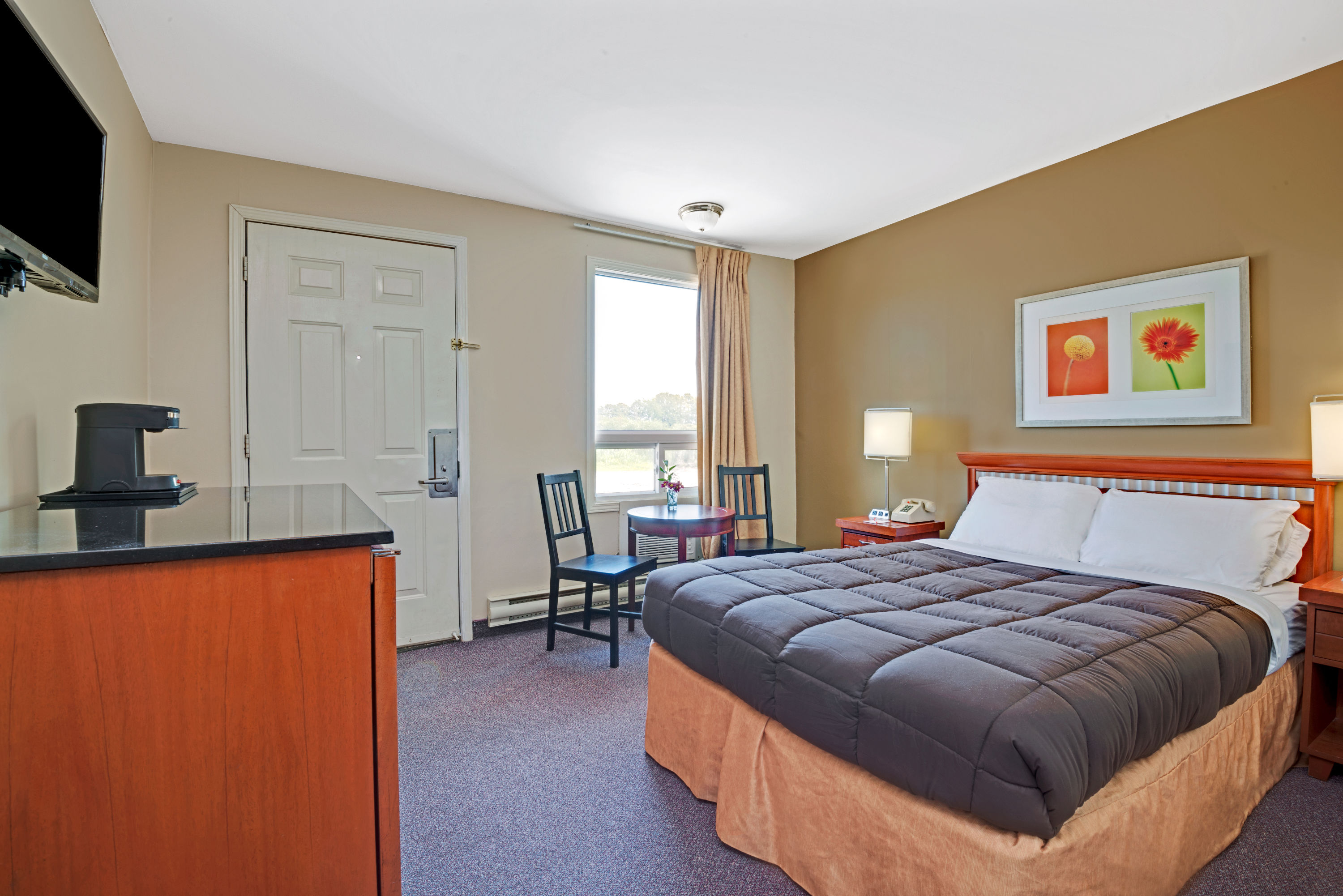Guest room at the Howard Johnson by Wyndham Lindsay in Lindsay, Ontario