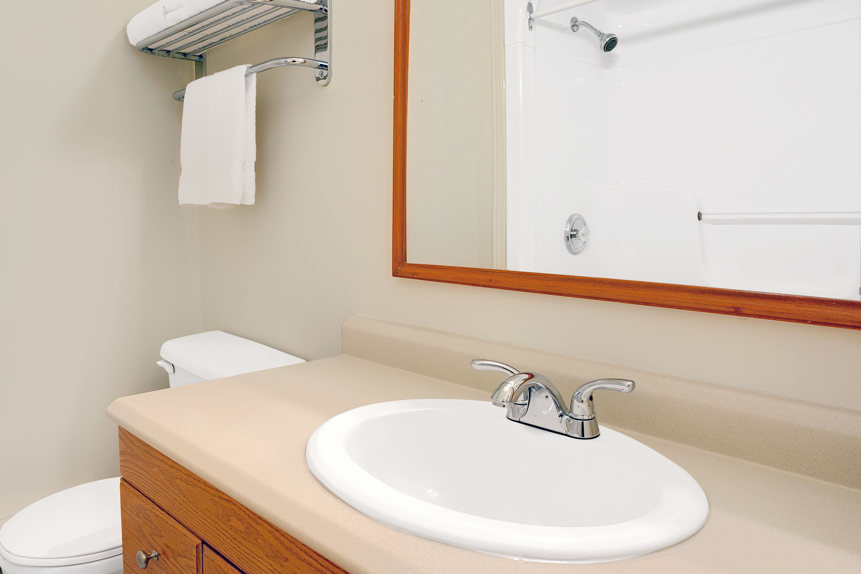 Guest room at the Howard Johnson by Wyndham Lindsay in Lindsay, Ontario