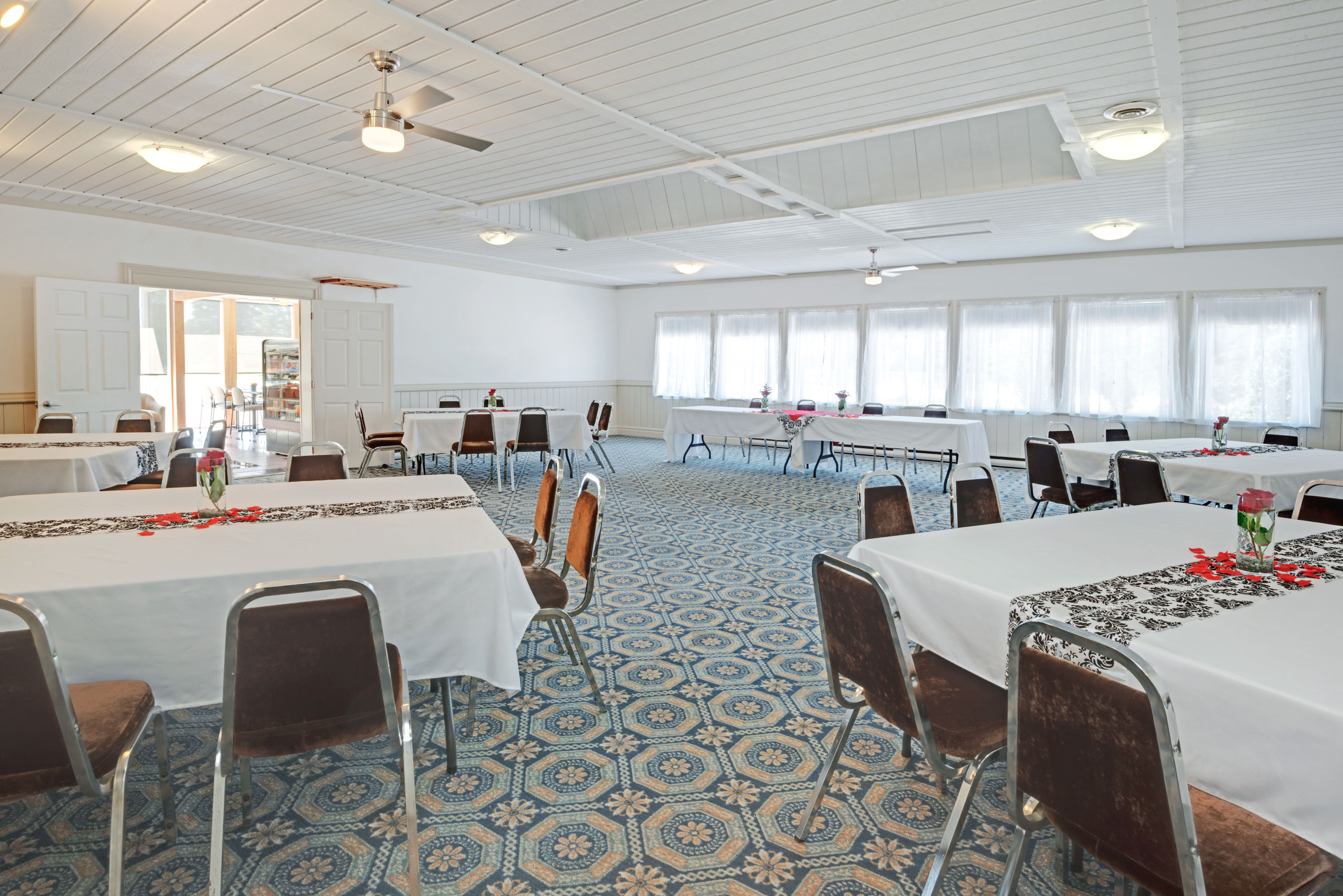 Meeting room at Howard Johnson by Wyndham Lindsay in Lindsay, Ontario