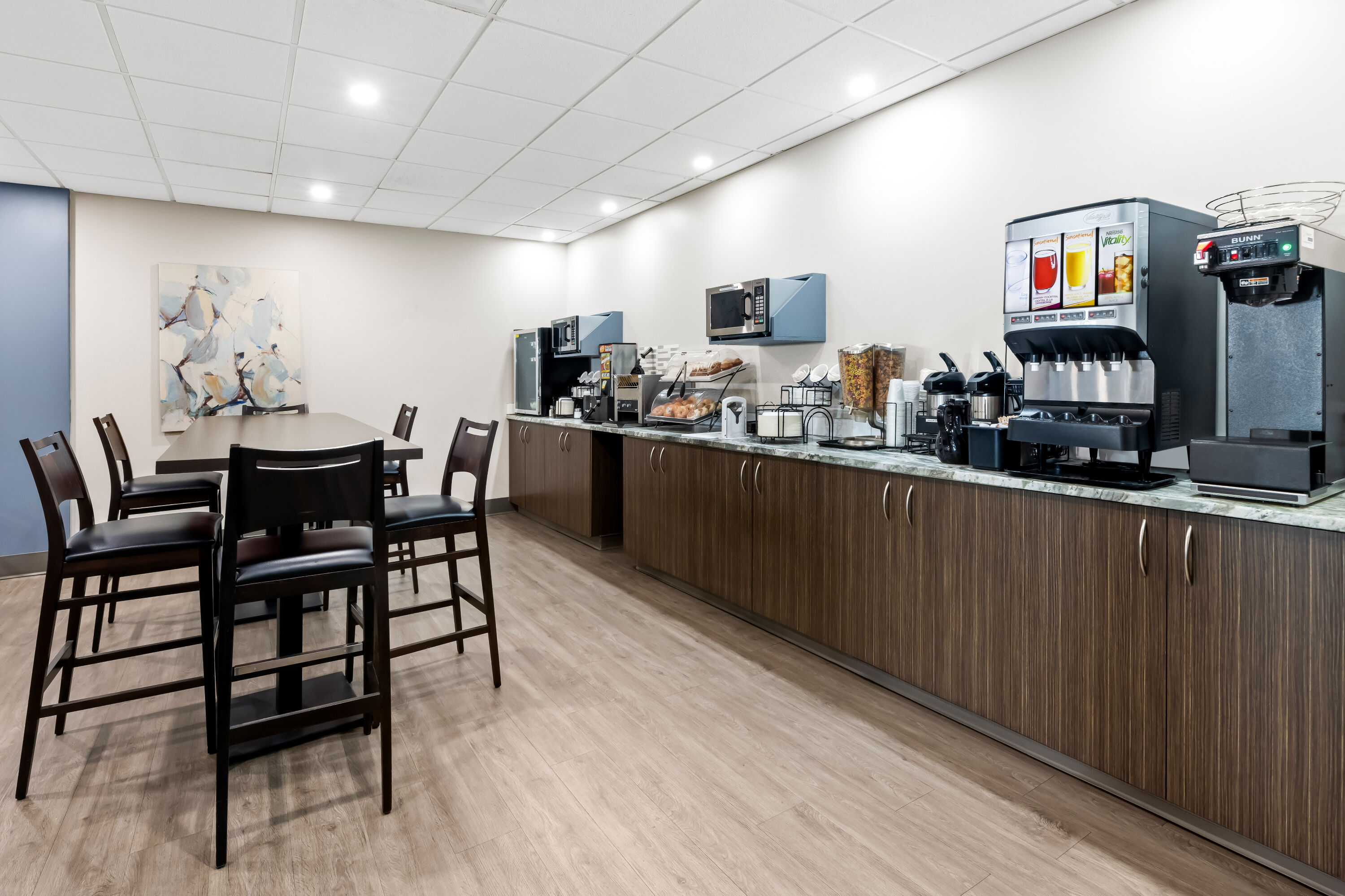 Howard Johnson by Wyndham Thunder Bay restaurant breakfast area with seating in Thunder Bay, Ontario