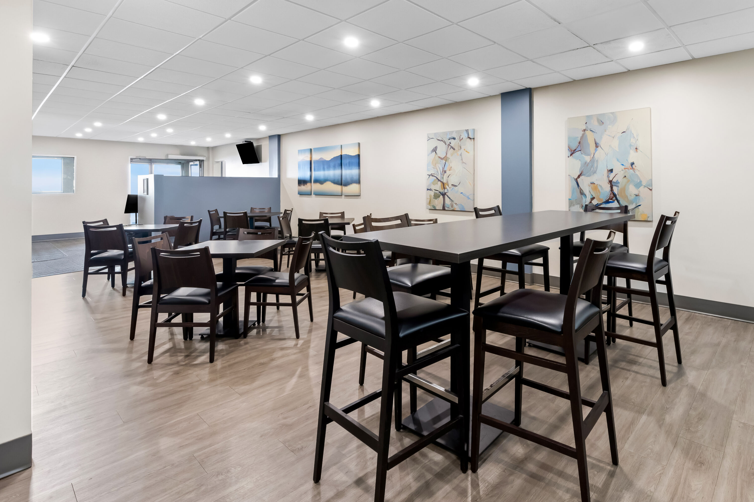 Howard Johnson by Wyndham Thunder Bay restaurant breakfast area with seating in Thunder Bay, Ontario