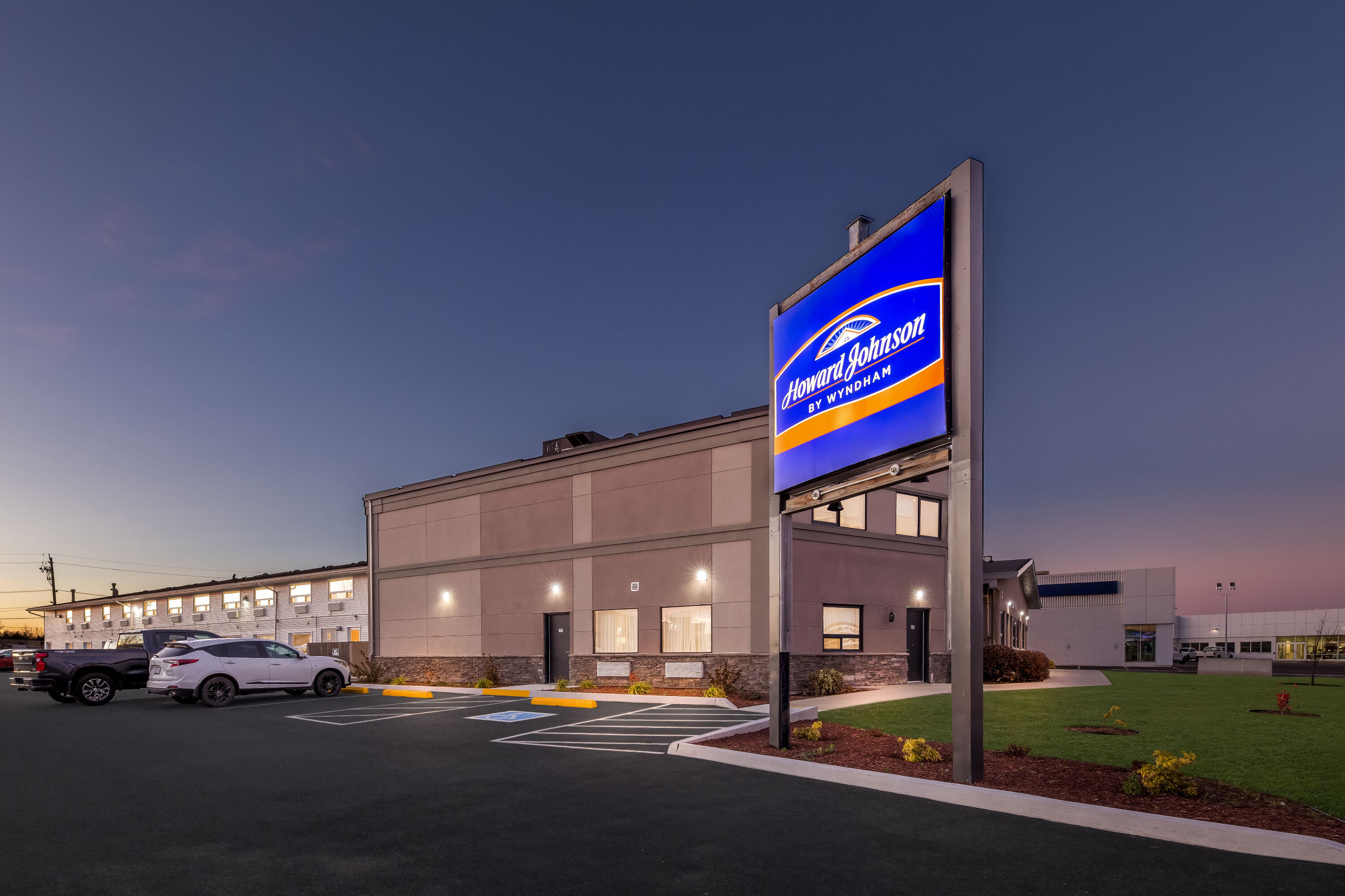 Exterior Night Image of Howard Johnson by Wyndham Thunder Bay hotel in Thunder Bay, Ontario