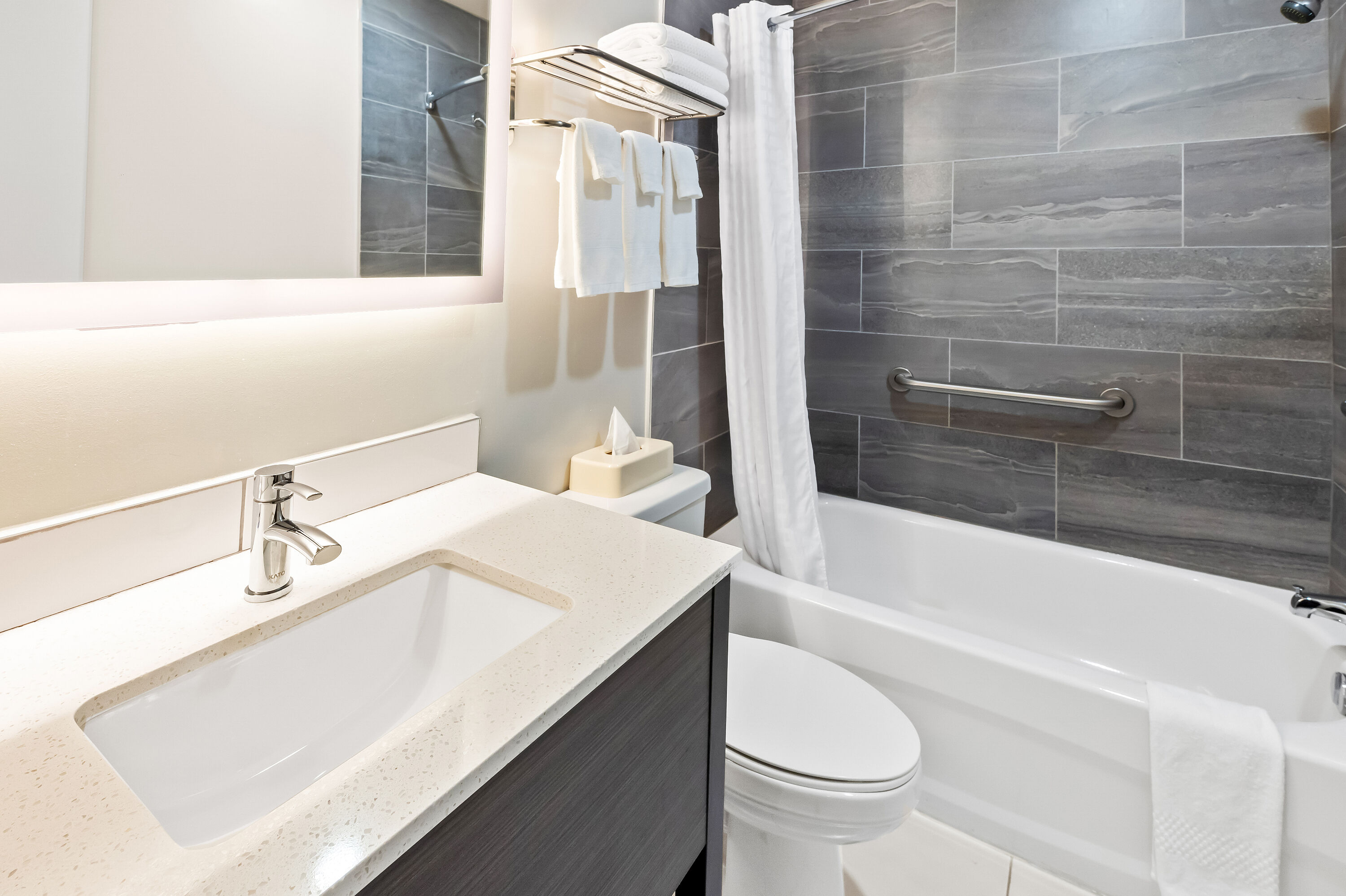 Guest room bath at the Howard Johnson by Wyndham Thunder Bay in Thunder Bay, Ontario