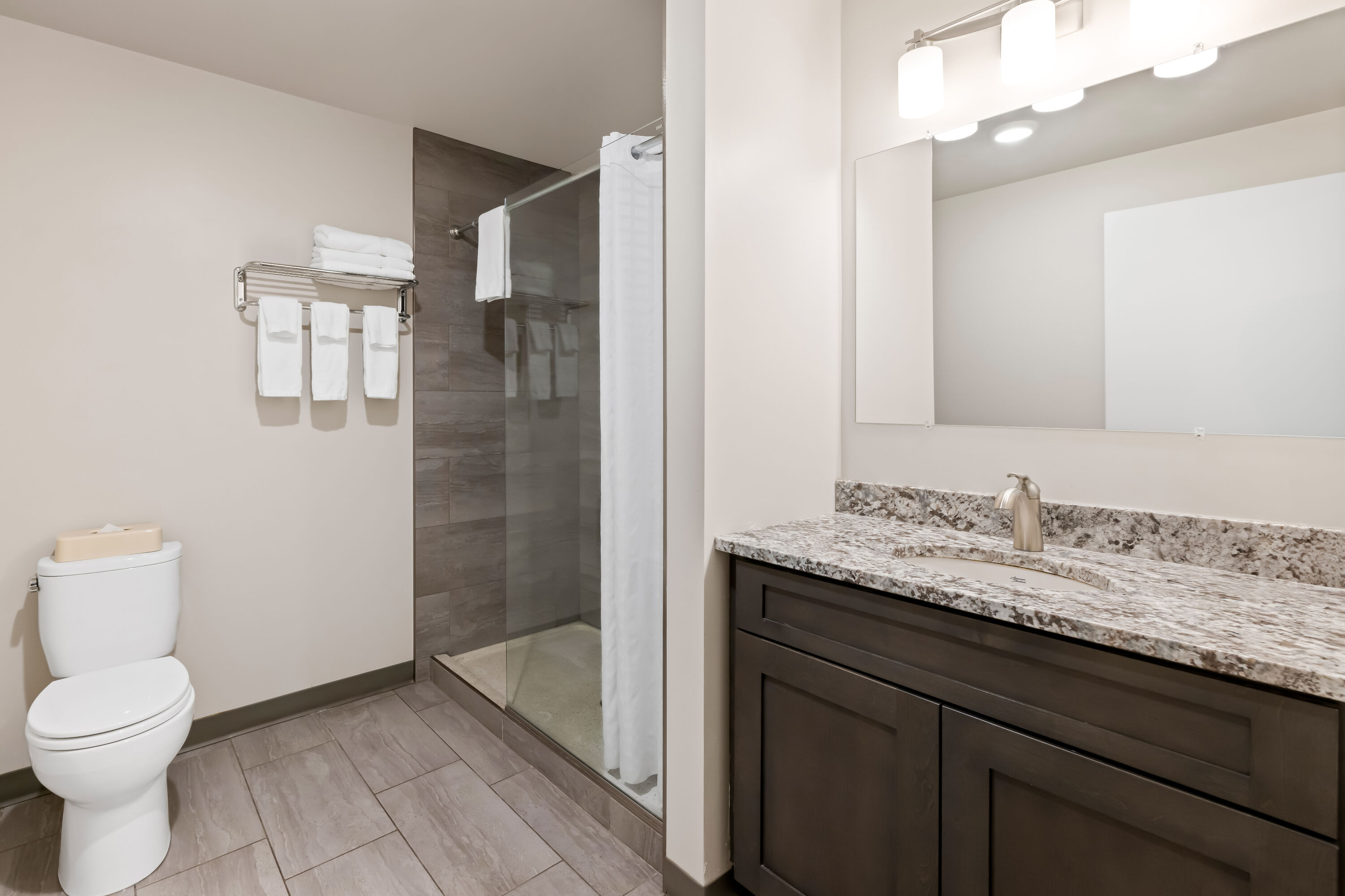 Guest room bath at the Howard Johnson by Wyndham Thunder Bay in Thunder Bay, Ontario