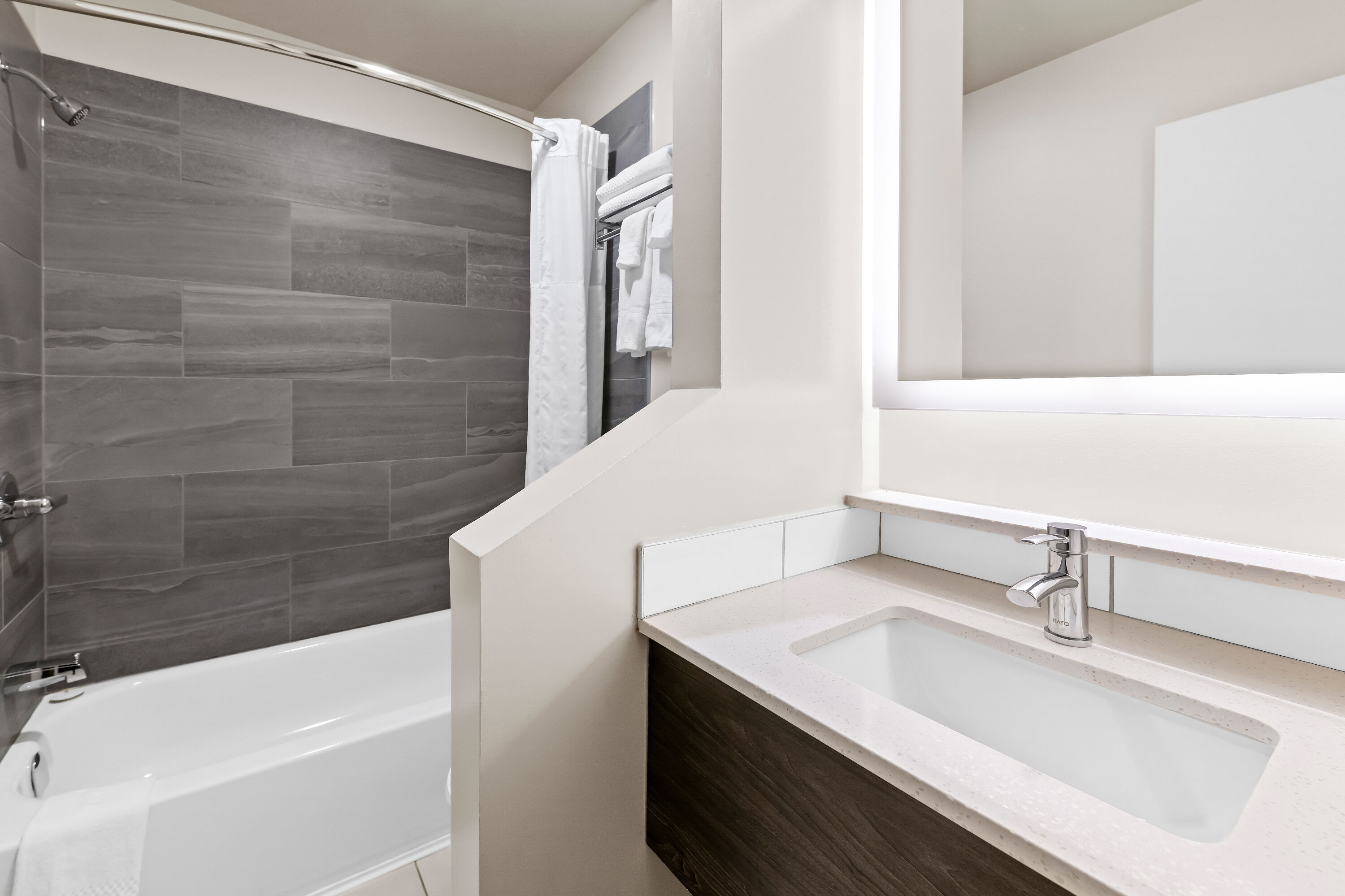 Guest room bath at the Howard Johnson by Wyndham Thunder Bay in Thunder Bay, Ontario