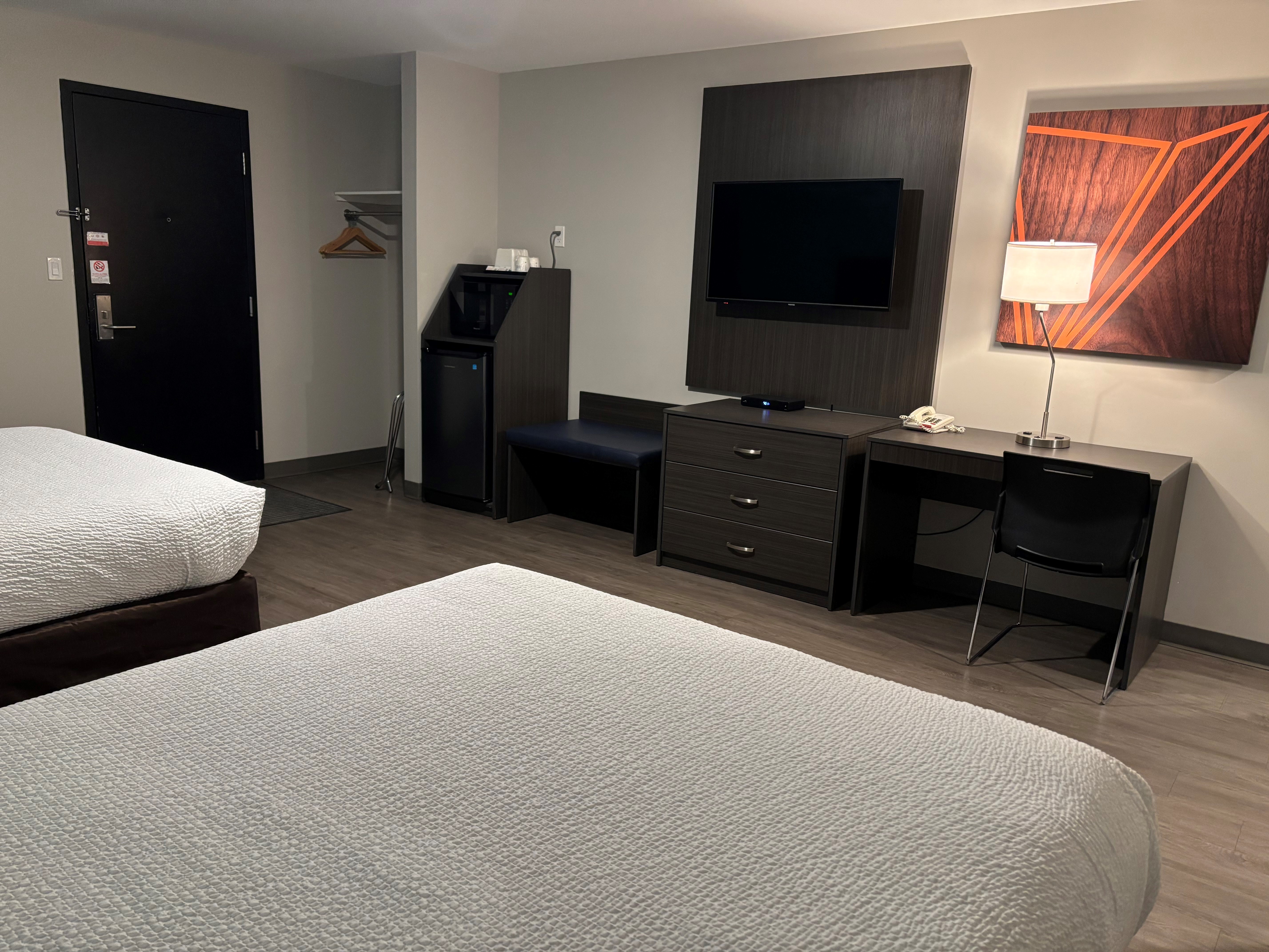 Guest room at the Howard Johnson by Wyndham Thunder Bay in Thunder Bay, Ontario