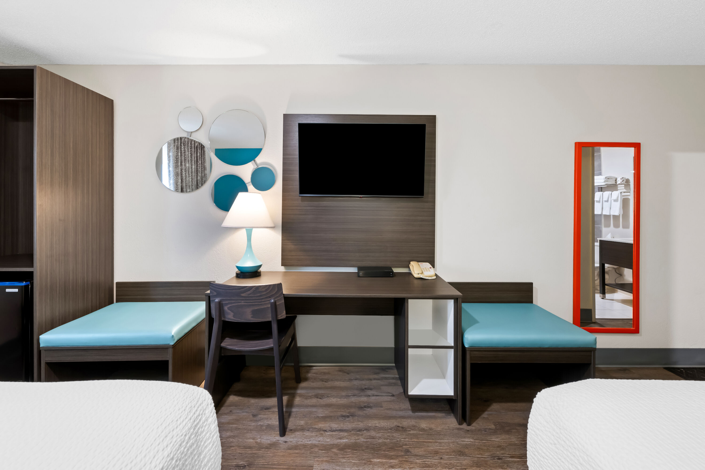 Double bed guest room at the Howard Johnson by Wyndham Thunder Bay in Thunder Bay, Ontario