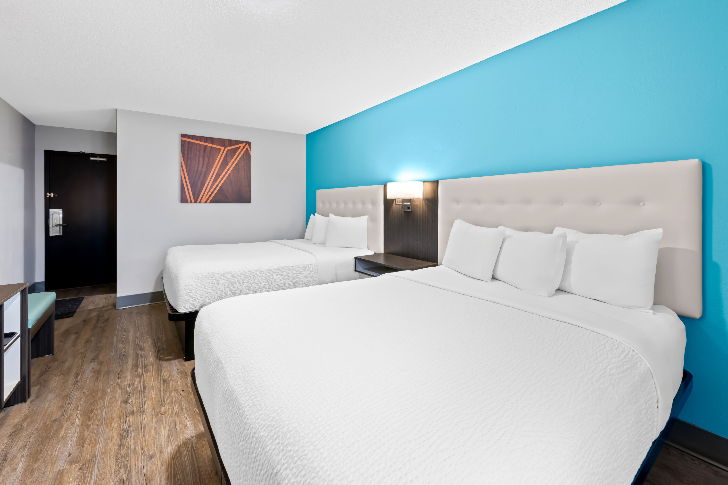 Double bed guest room at the Howard Johnson by Wyndham Thunder Bay in Thunder Bay, Ontario