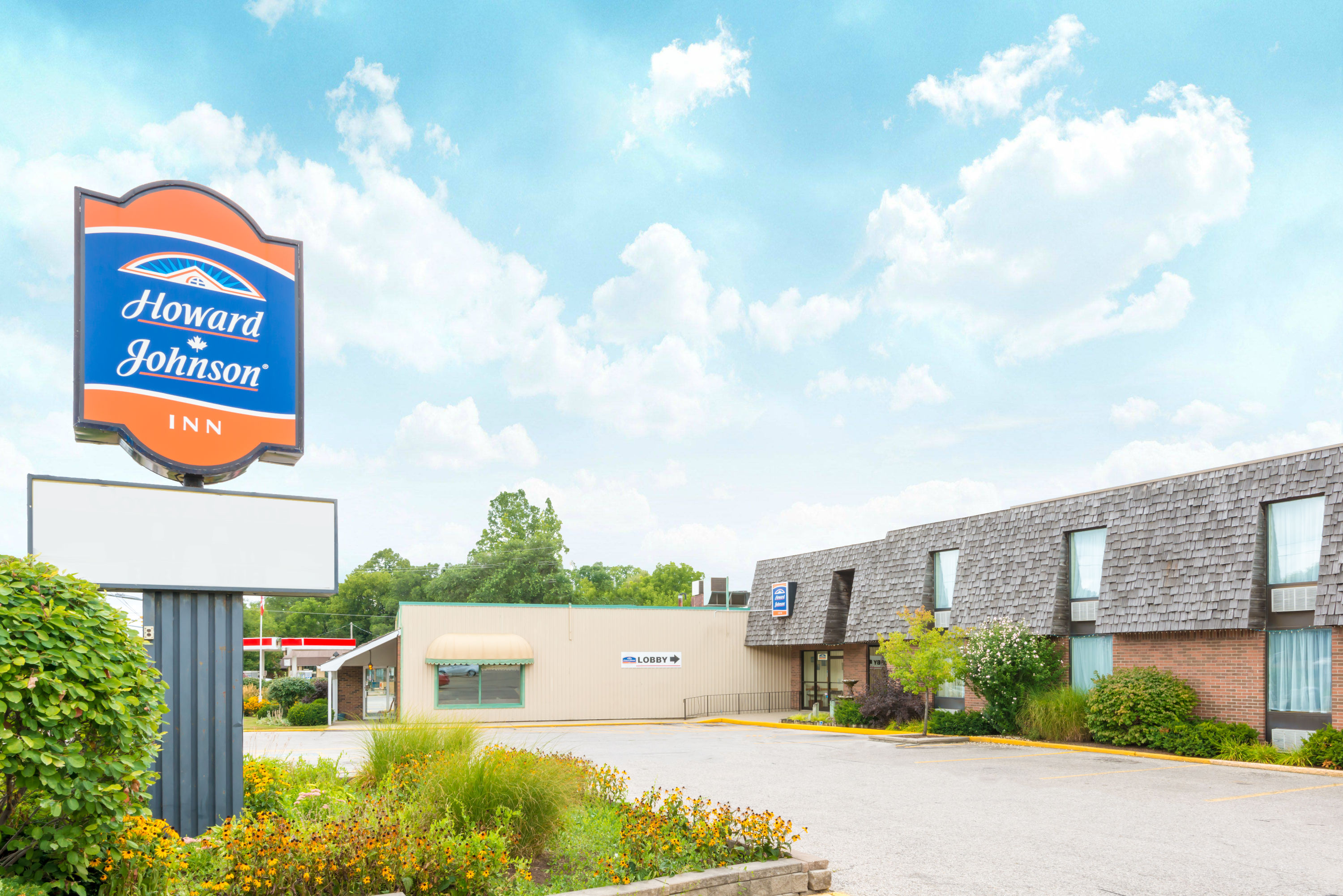 Exterior of Howard Johnson by Wyndham Tillsonburg hotel in Tillsonburg, Ontario