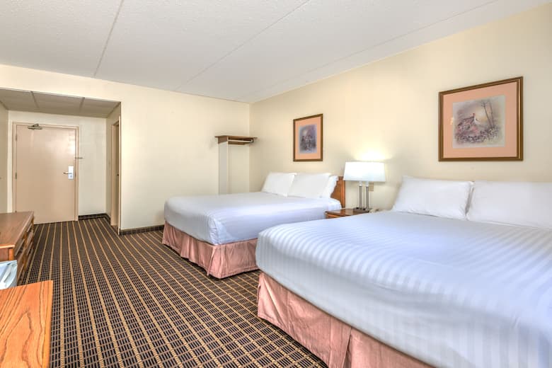 Howard Johnson By Wyndham Tillsonburg Hotels On N4g2j1 Guest Room At The Howard Johnson By Wyndham Tillsonburg In Ontario