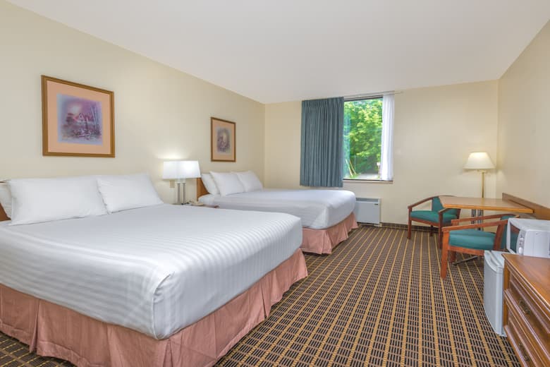 Howard Johnson By Wyndham Tillsonburg Hotels On N4g2j1 Guest Room At The Howard Johnson By Wyndham Tillsonburg In Ontario