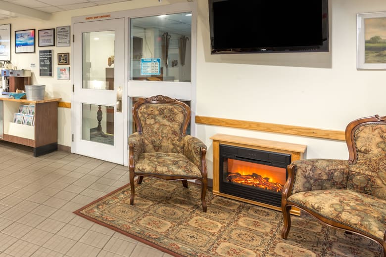 Howard Johnson By Wyndham Tillsonburg Hotels On N4g2j1 Howard Johnson By Wyndham Tillsonburg Hotel Lobby In Ontario