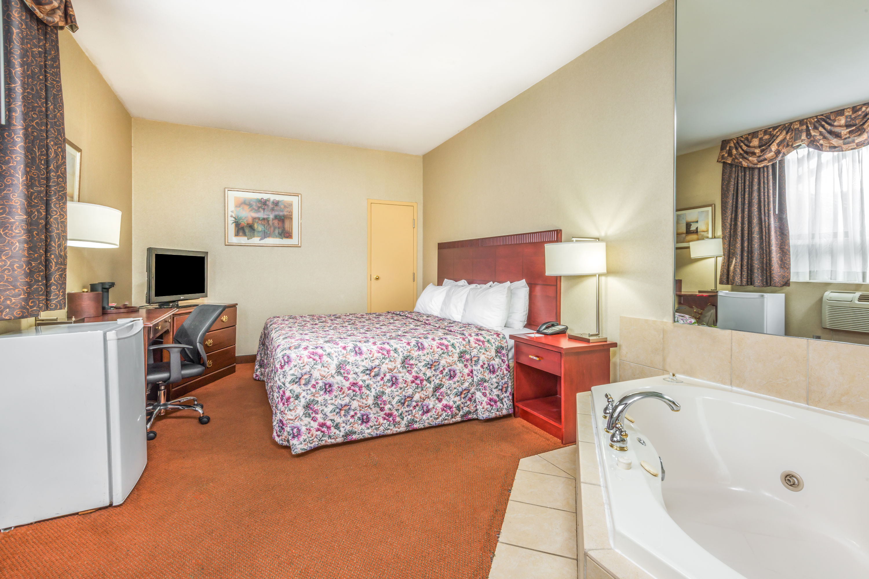 Guest room at the Howard Johnson by Wyndham Toronto Downtown West in Toronto, Ontario