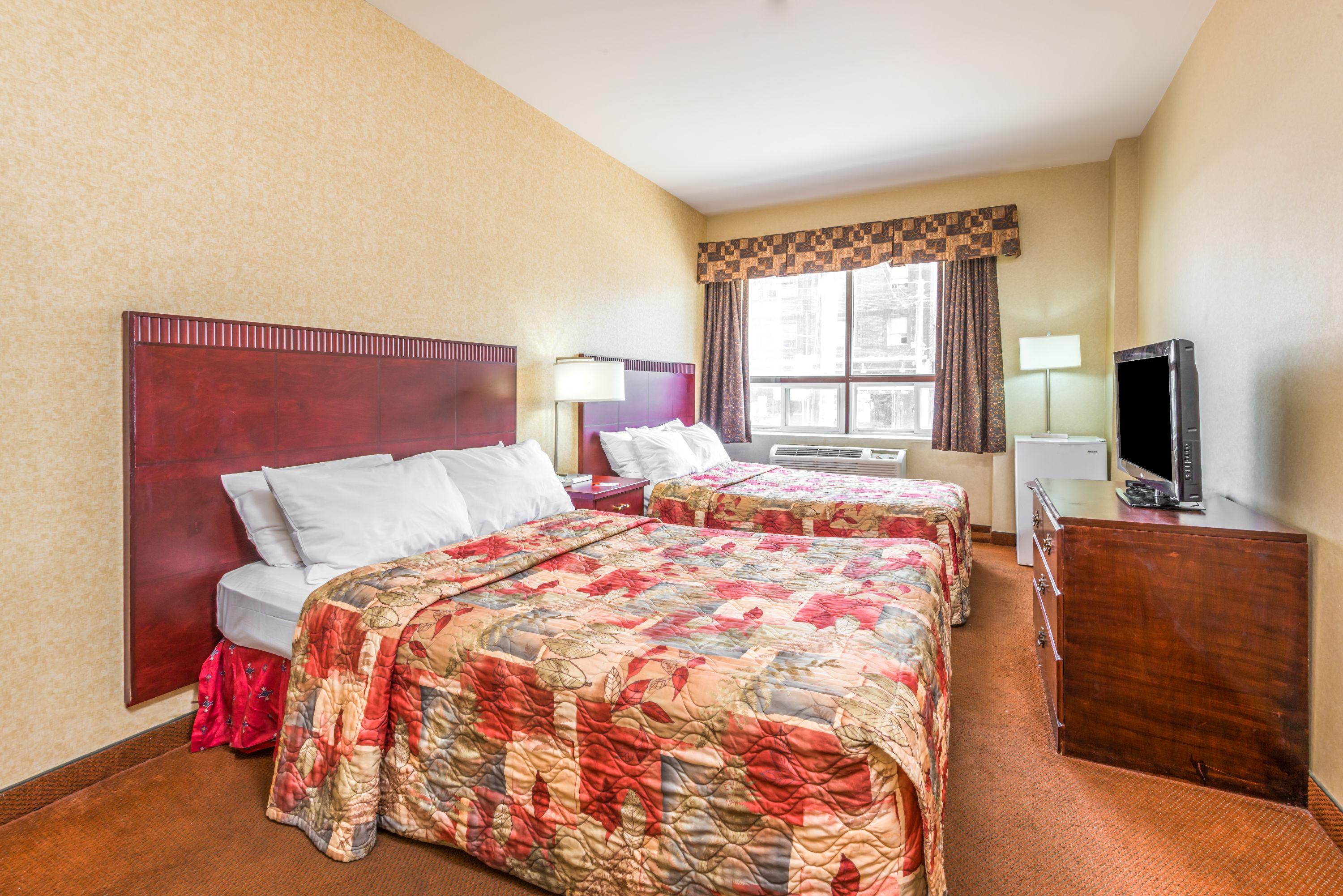 Guest room at the Howard Johnson by Wyndham Toronto Downtown West in Toronto, Ontario