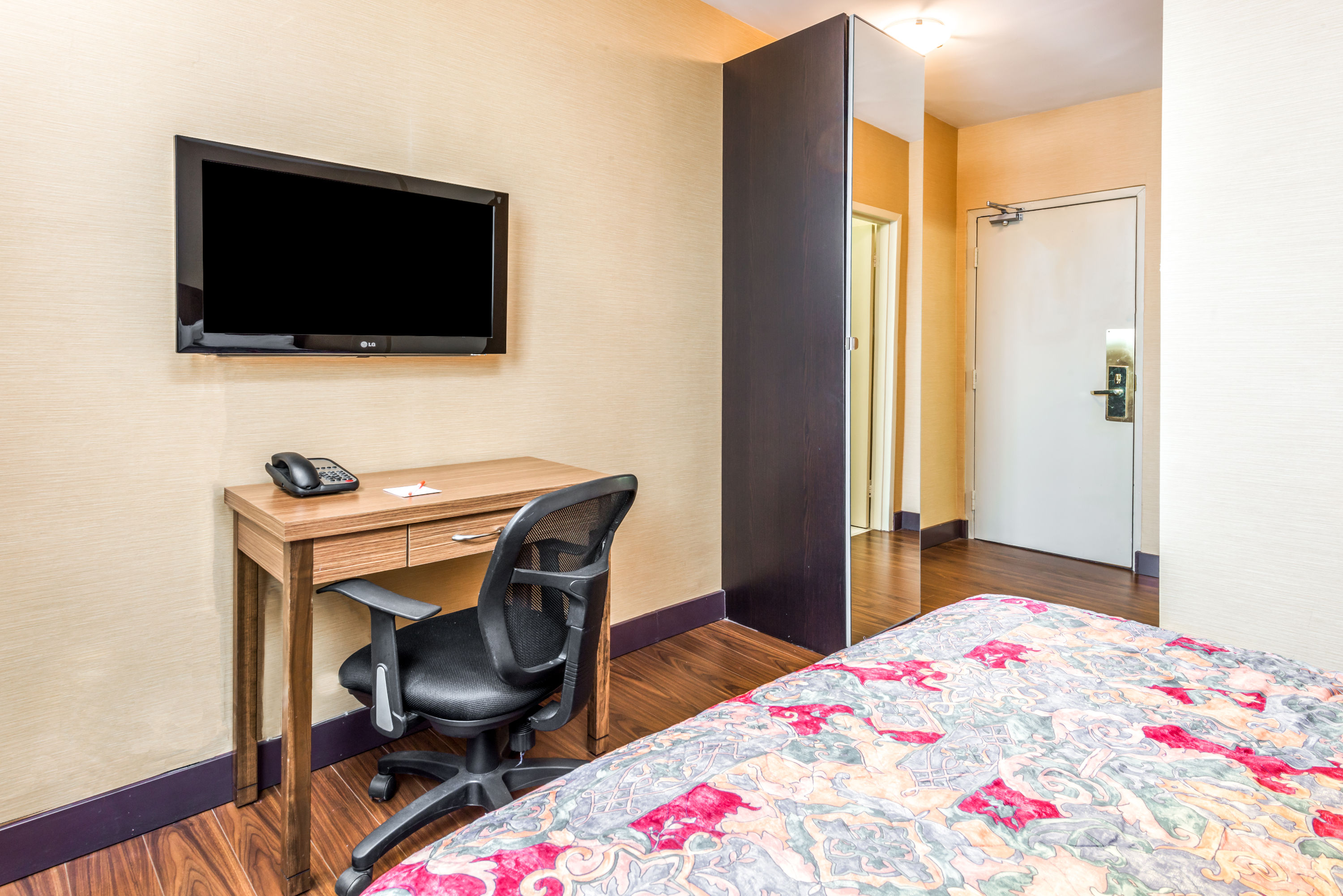 Guest room at the Howard Johnson by Wyndham Toronto Downtown West in Toronto, Ontario