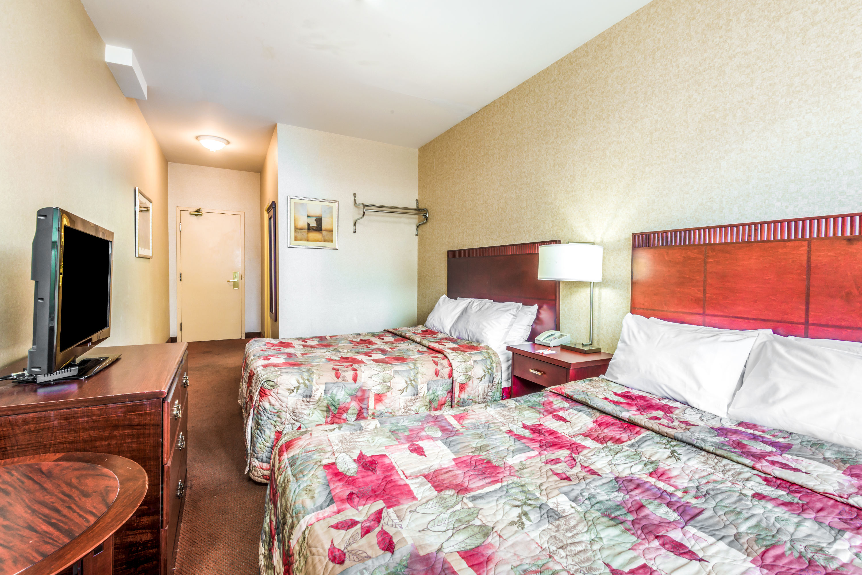 Guest room at the Howard Johnson by Wyndham Toronto Downtown West in Toronto, Ontario