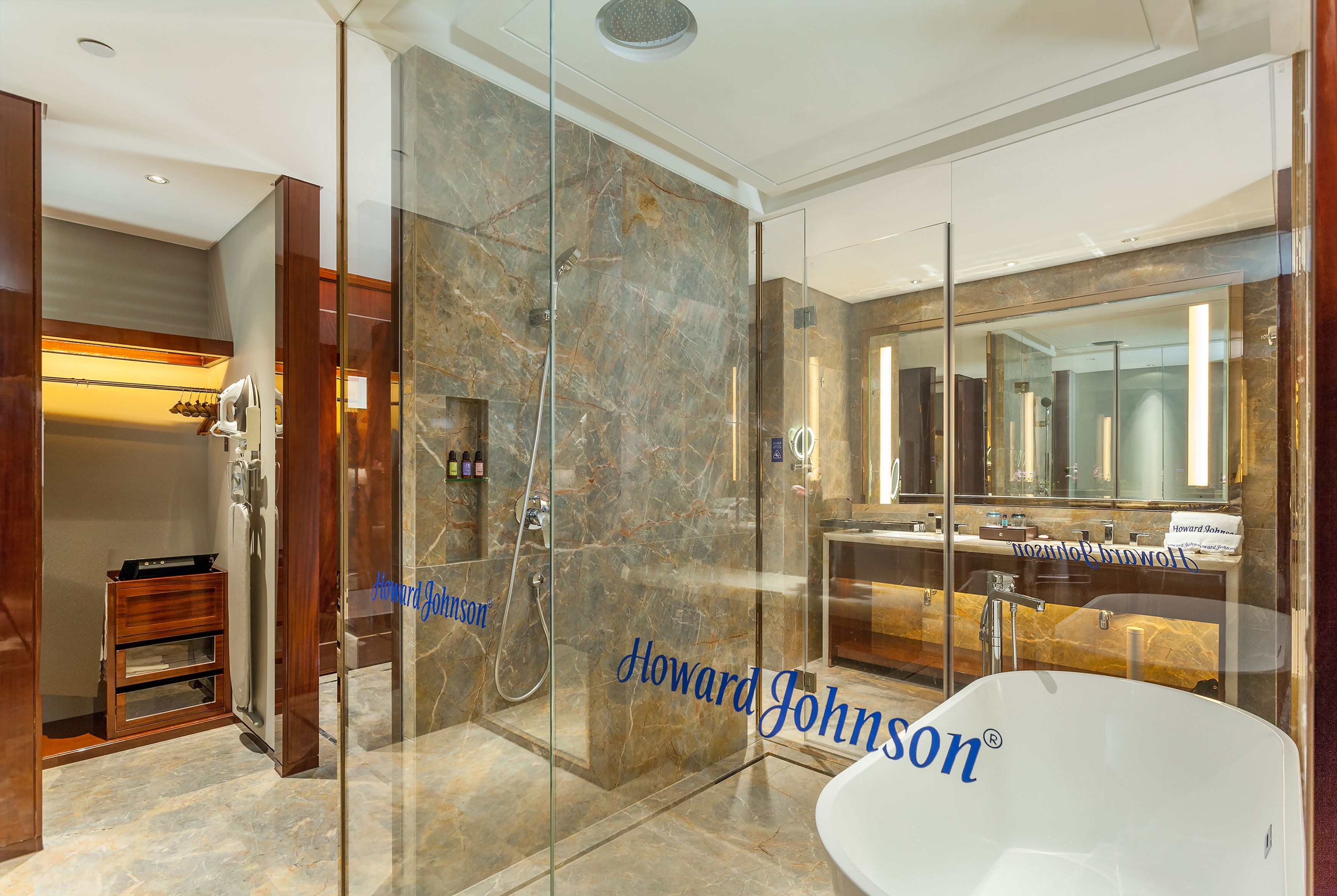 Guest room bath at the Howard Johnson by Wyndham Huachen Plaza Changsha in Changsha, Other than US/Canada