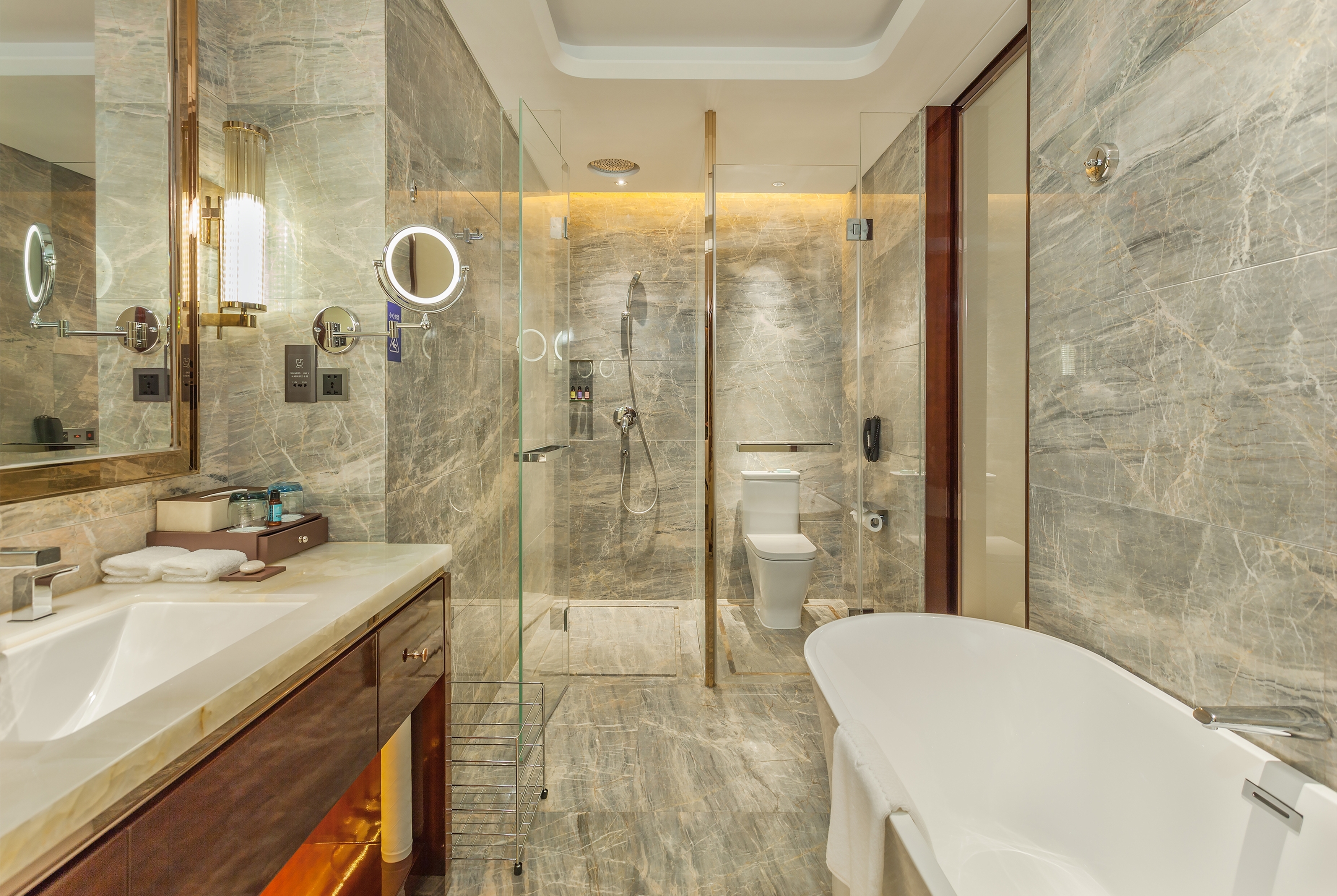 Guest room bath at the Howard Johnson by Wyndham Huachen Plaza Changsha in Changsha, Other than US/Canada