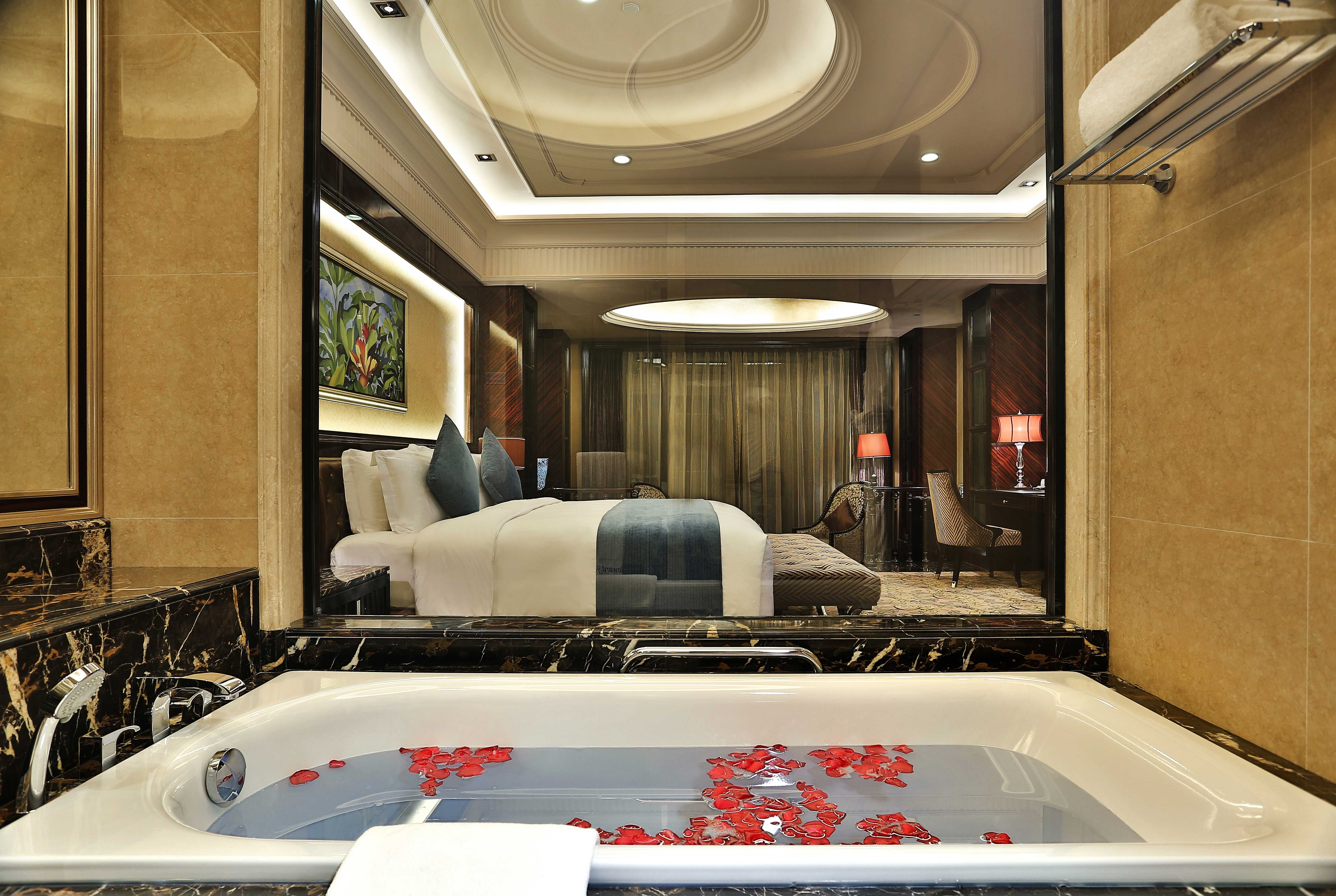 Guest room at the Howard Johnson by Wyndham Agile Plaza Chengdu in Chengdu, Other than US/Canada