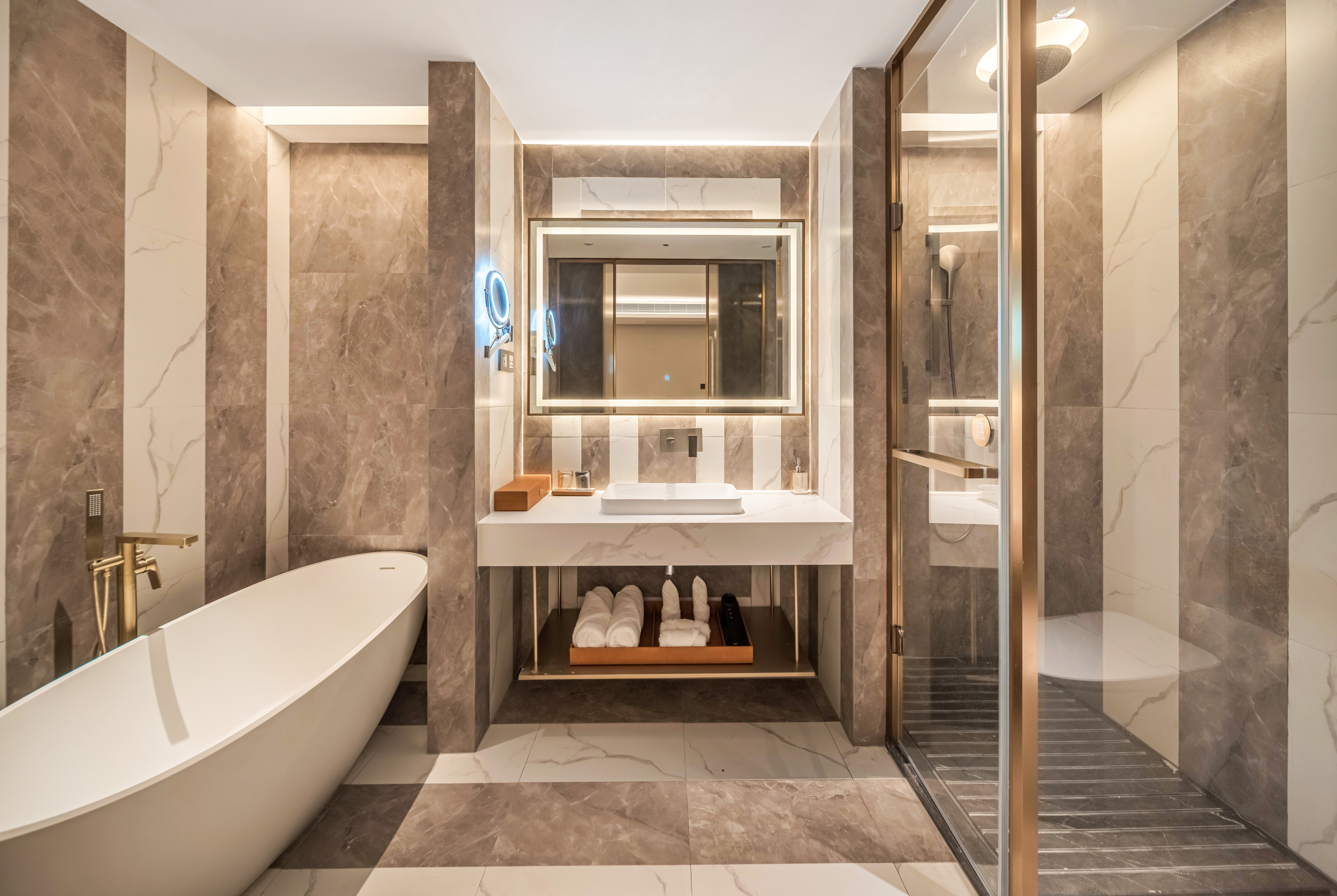 Guest room bath at the Howard Johnson Life Hotel by Wyndham Chongqing Liangjiang in Chongqing, Other than US/Canada