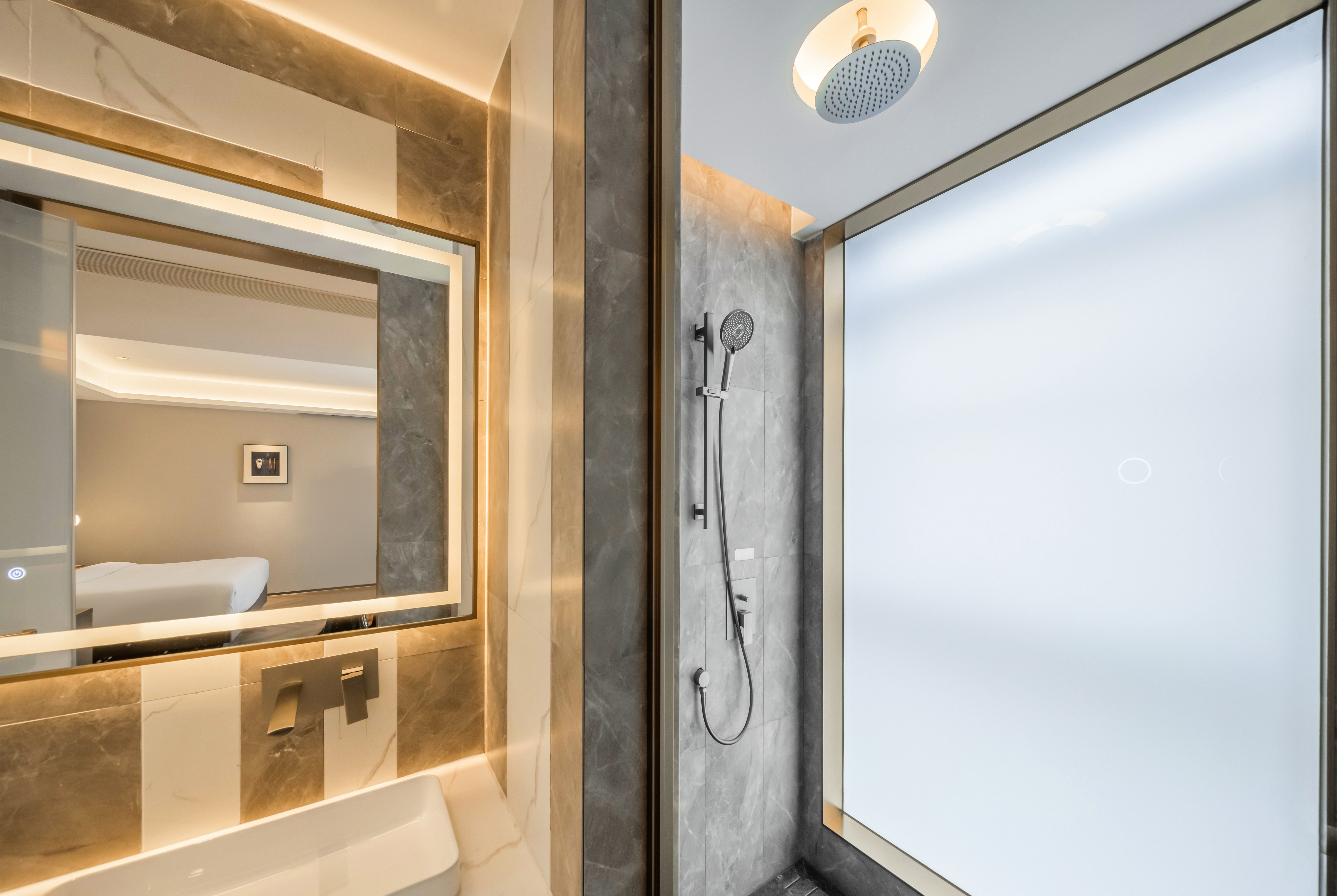 Guest room bath at the Howard Johnson Life Hotel by Wyndham Chongqing Liangjiang in Chongqing, Other than US/Canada