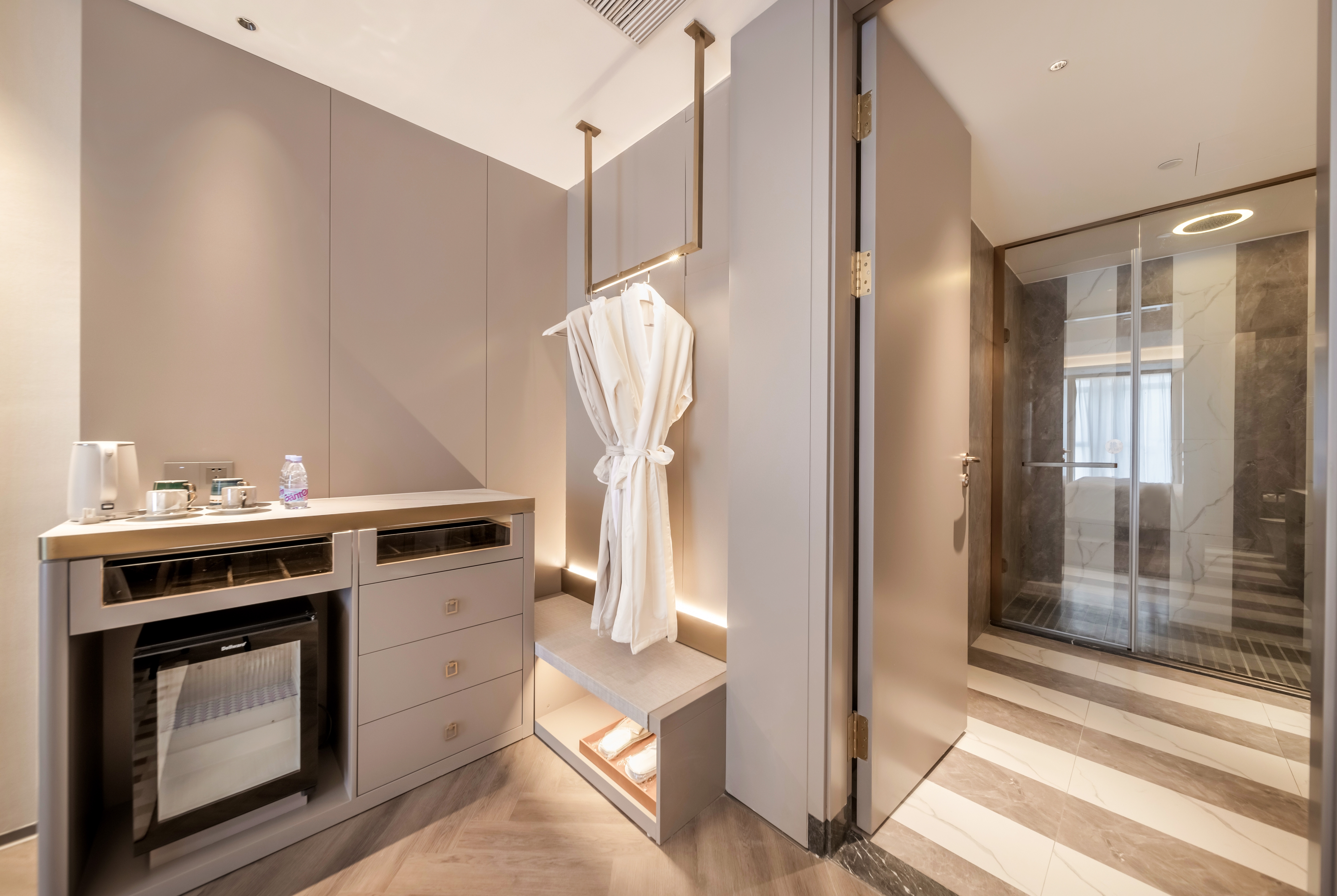 Guest room bath at the Howard Johnson Life Hotel by Wyndham Chongqing Liangjiang in Chongqing, Other than US/Canada