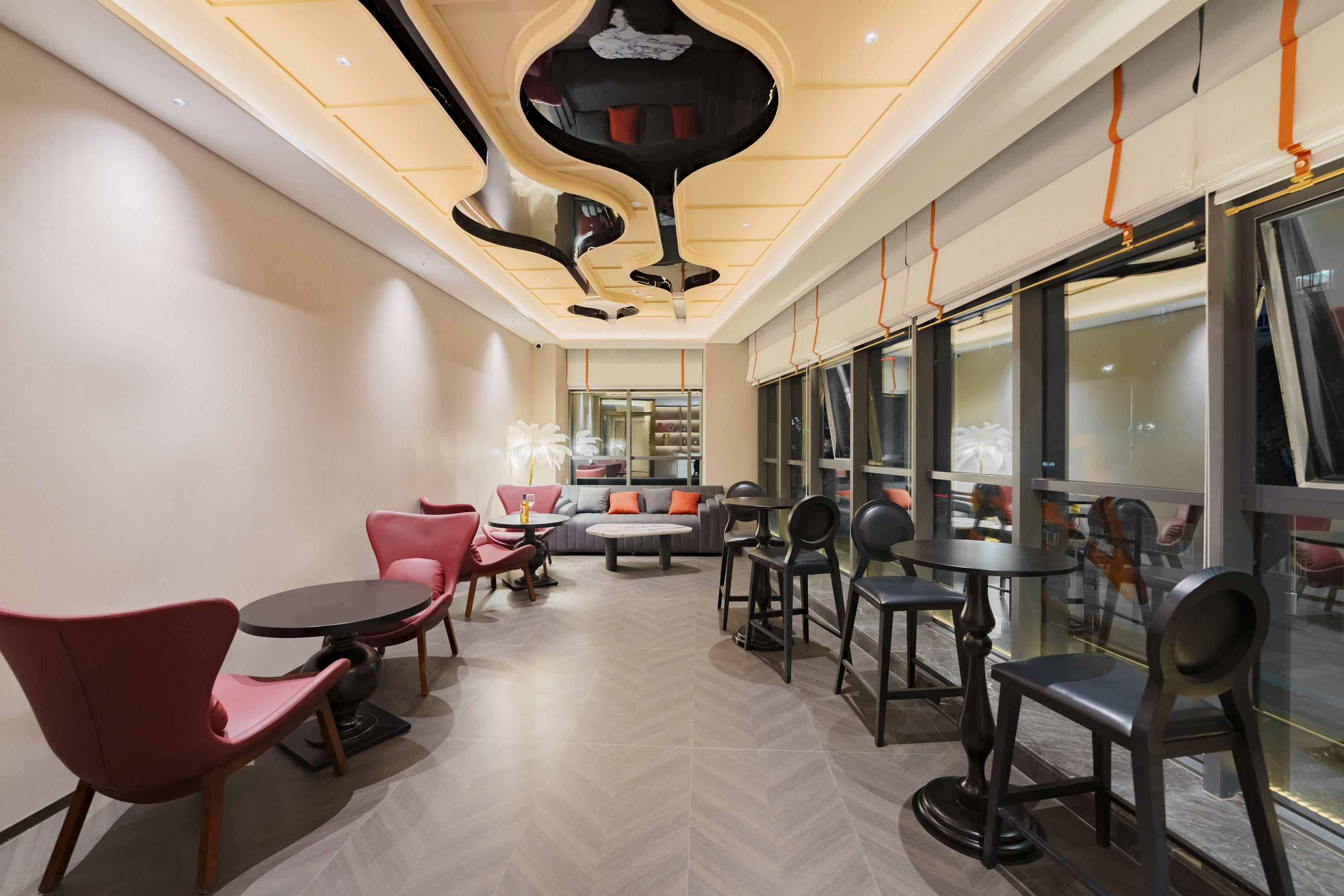 Bar at Howard Johnson by Wyndham Life Kunming Guandu Hotel in Kunming, Other than US/Canada