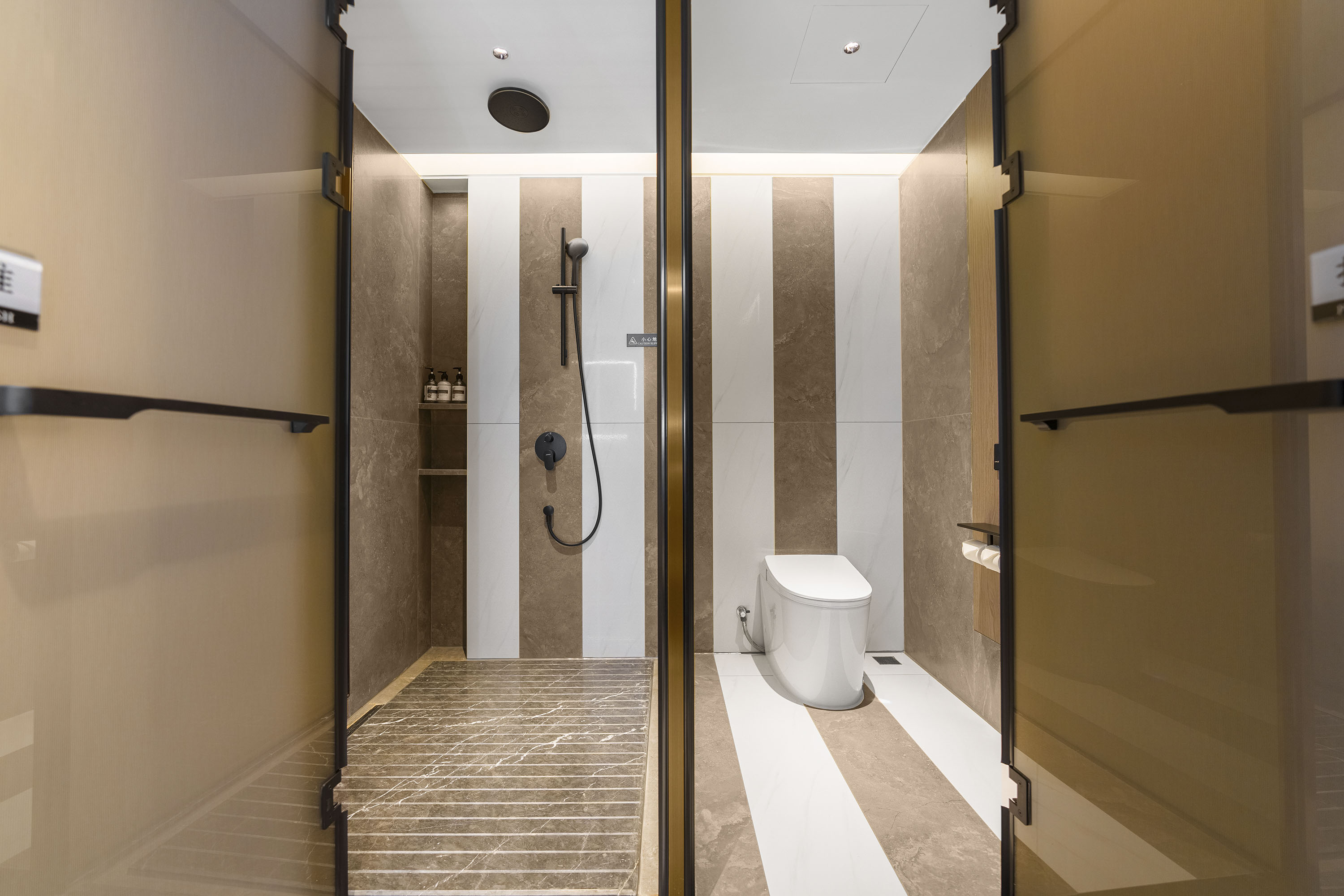 Guest room bath at the Howard Johnson by Wyndham Life Kunming Guandu Hotel in Kunming, Other than US/Canada