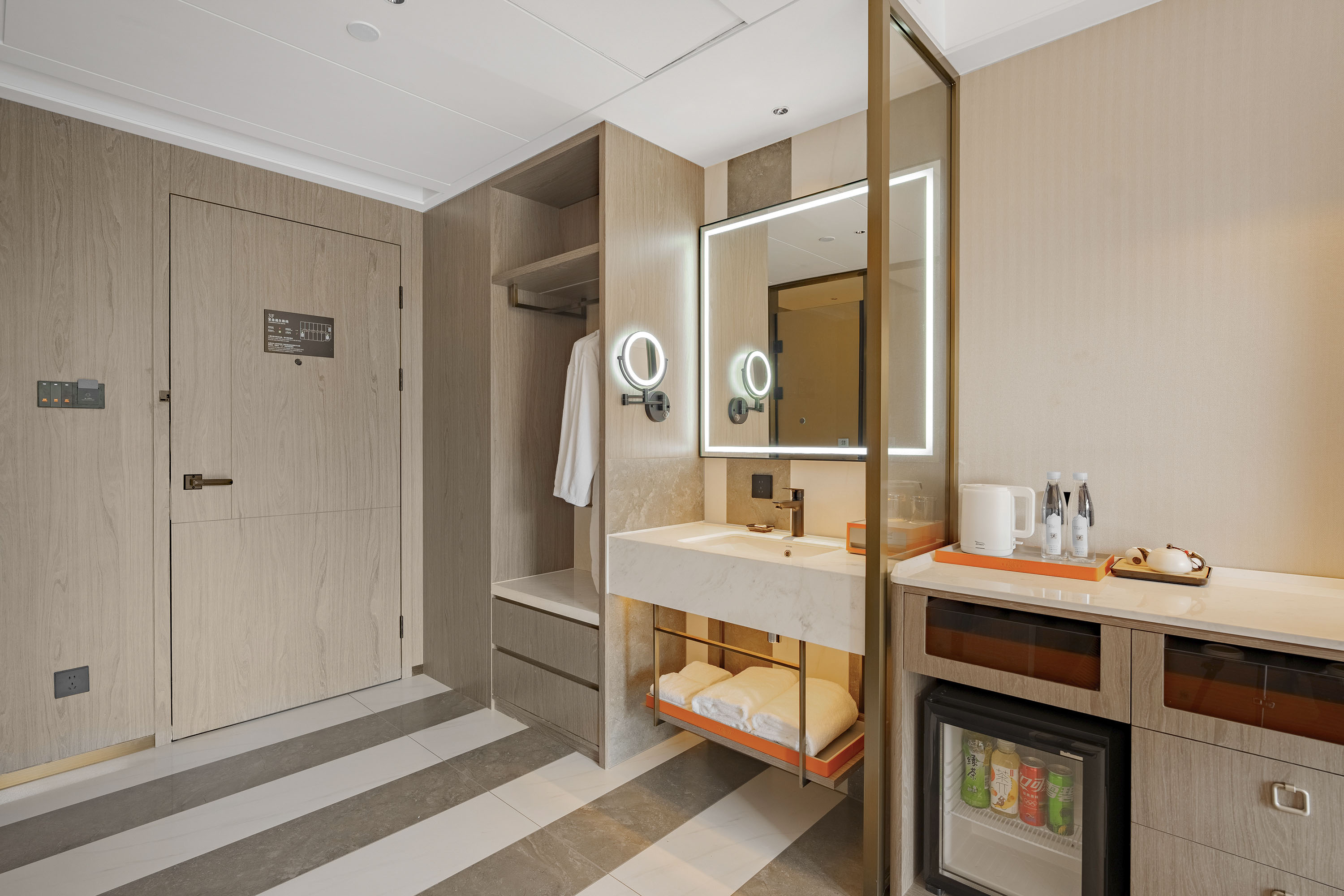 Guest room bath at the Howard Johnson by Wyndham Life Kunming Guandu Hotel in Kunming, Other than US/Canada